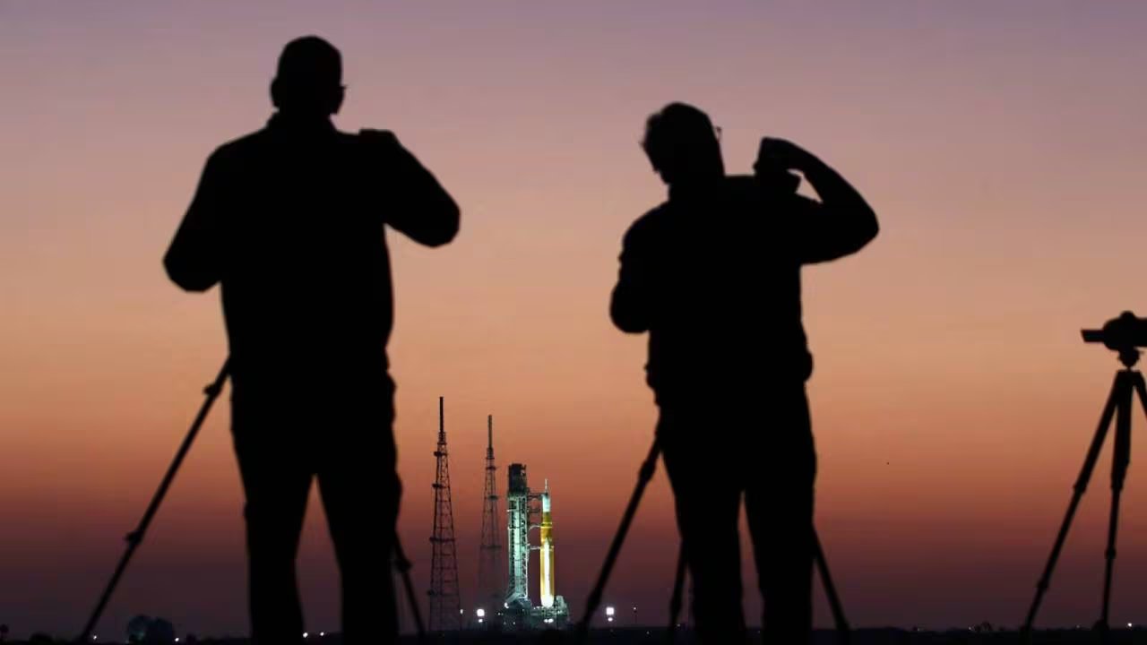 La misión Artemis II de la NASA lanzará la nave Orion y el Space Launch System para reanudar los vuelos tripulados a la órbita lunar. (Gregg Newton / AFP)