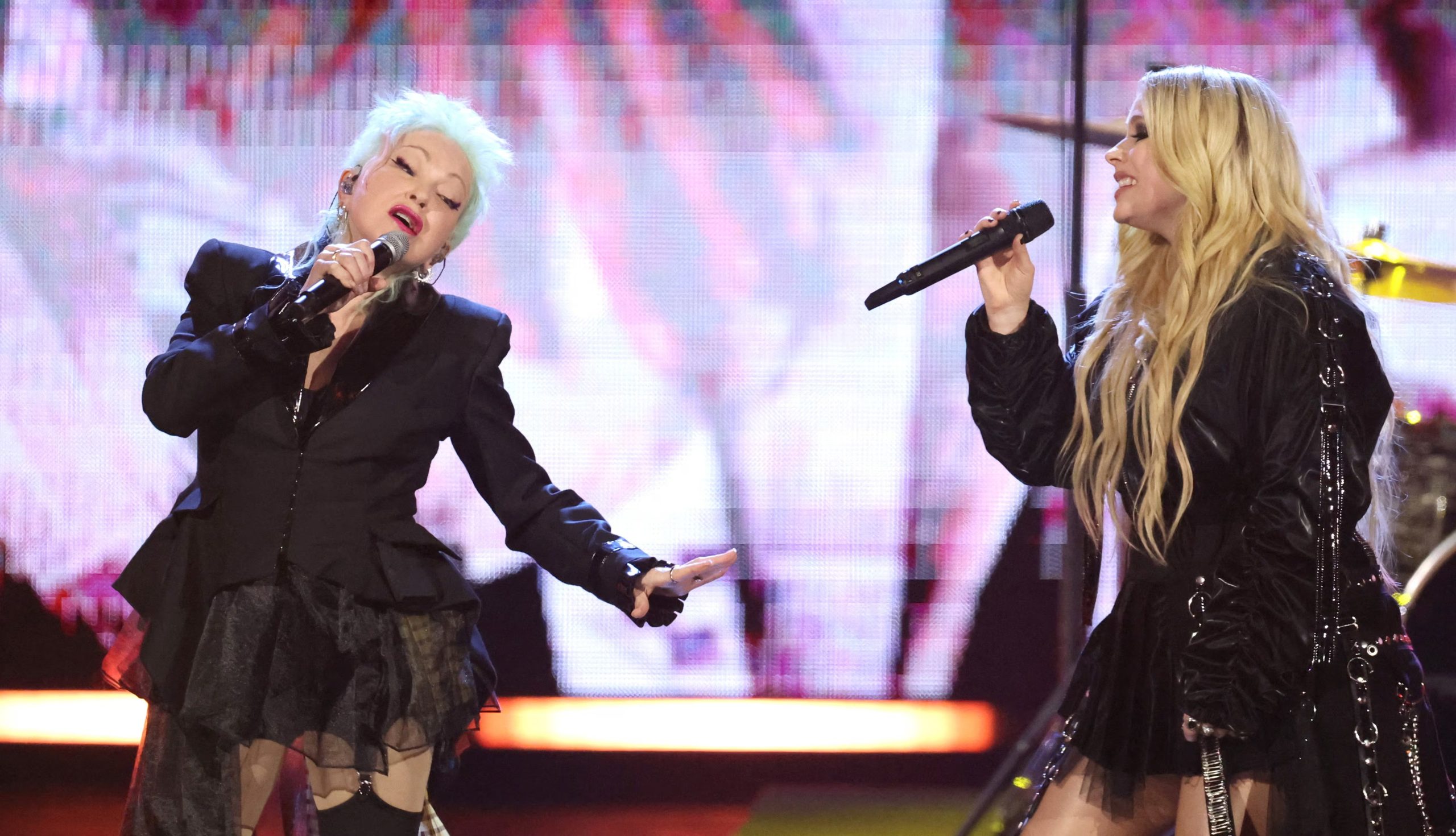 Cyndi Lauper y Avril Lavigne actuaron en la ceremonia del Salón de la Fama del Rock and Roll del año pasado. REUTERS/Mario Anzuoni