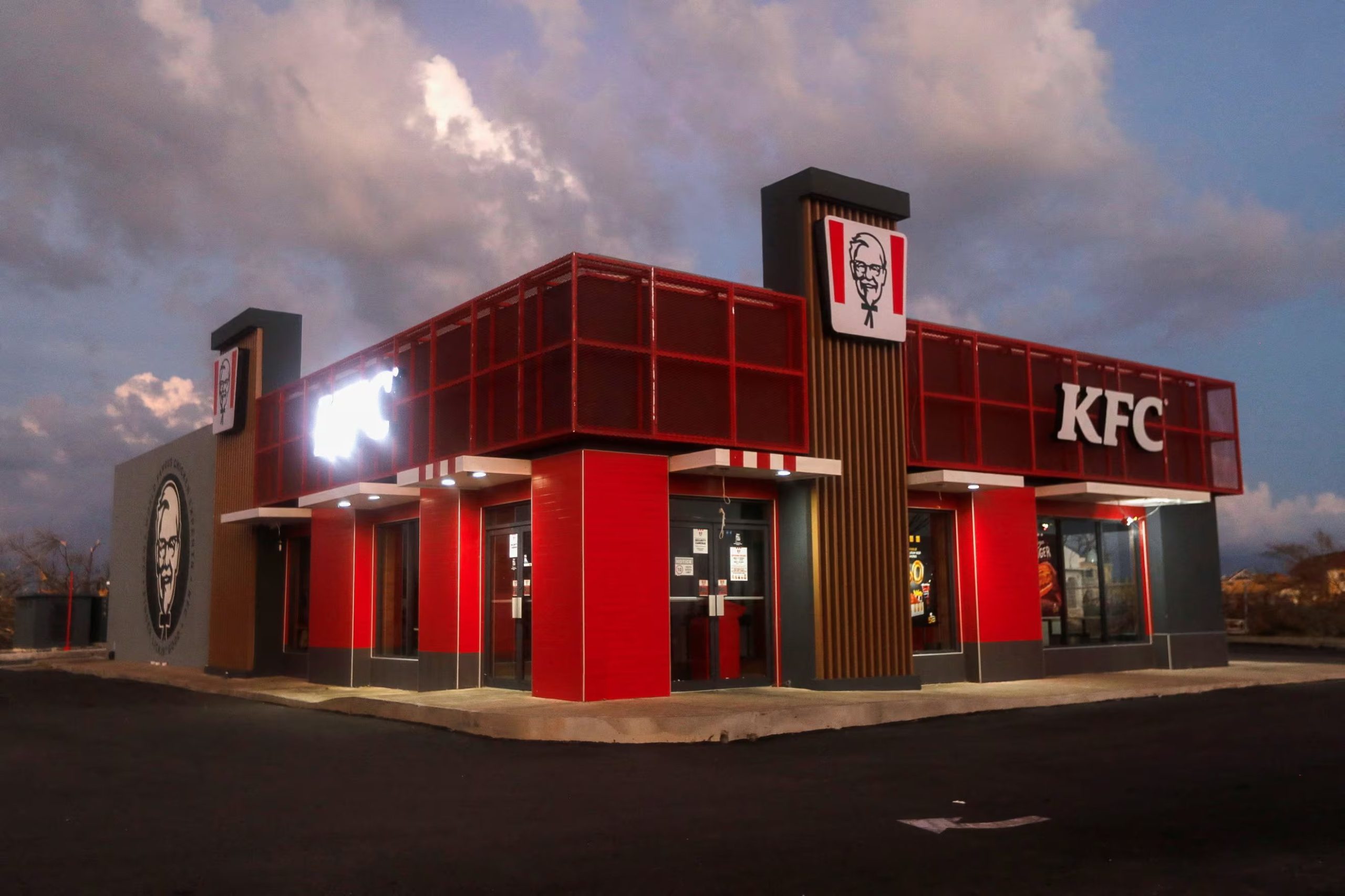 Las prácticas de donación y reutilización de KFC son adaptadas a regulaciones locales, reforzando su modelo como ejemplo para la industria de comida rápida (REUTERS/Octavio Jones)