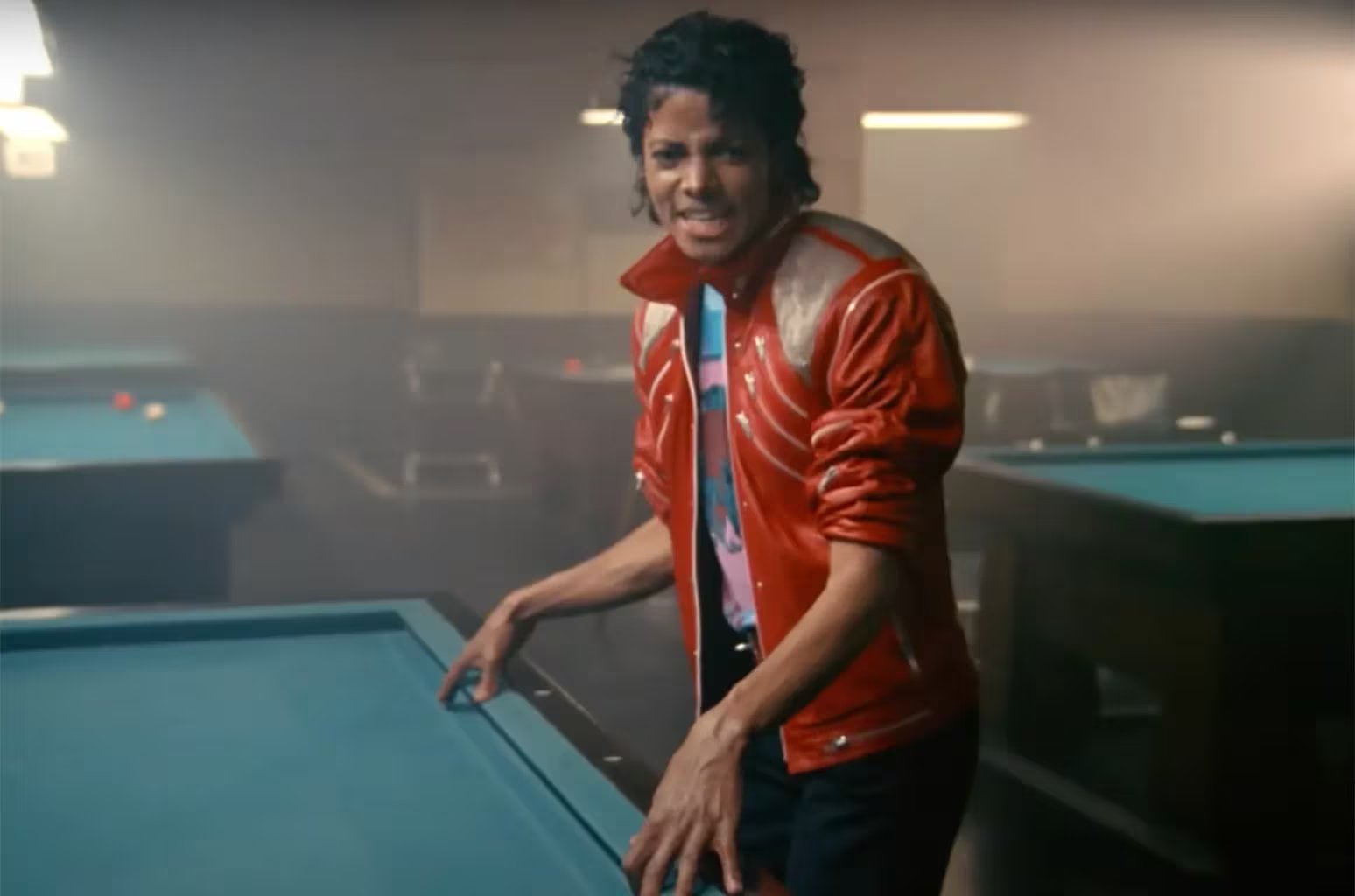 El video icónico de 'Beat It' contó con la participación real de miembros de pandillas de Los Ángeles, gestionado por el entorno de Michael Jackson para lograr autenticidad