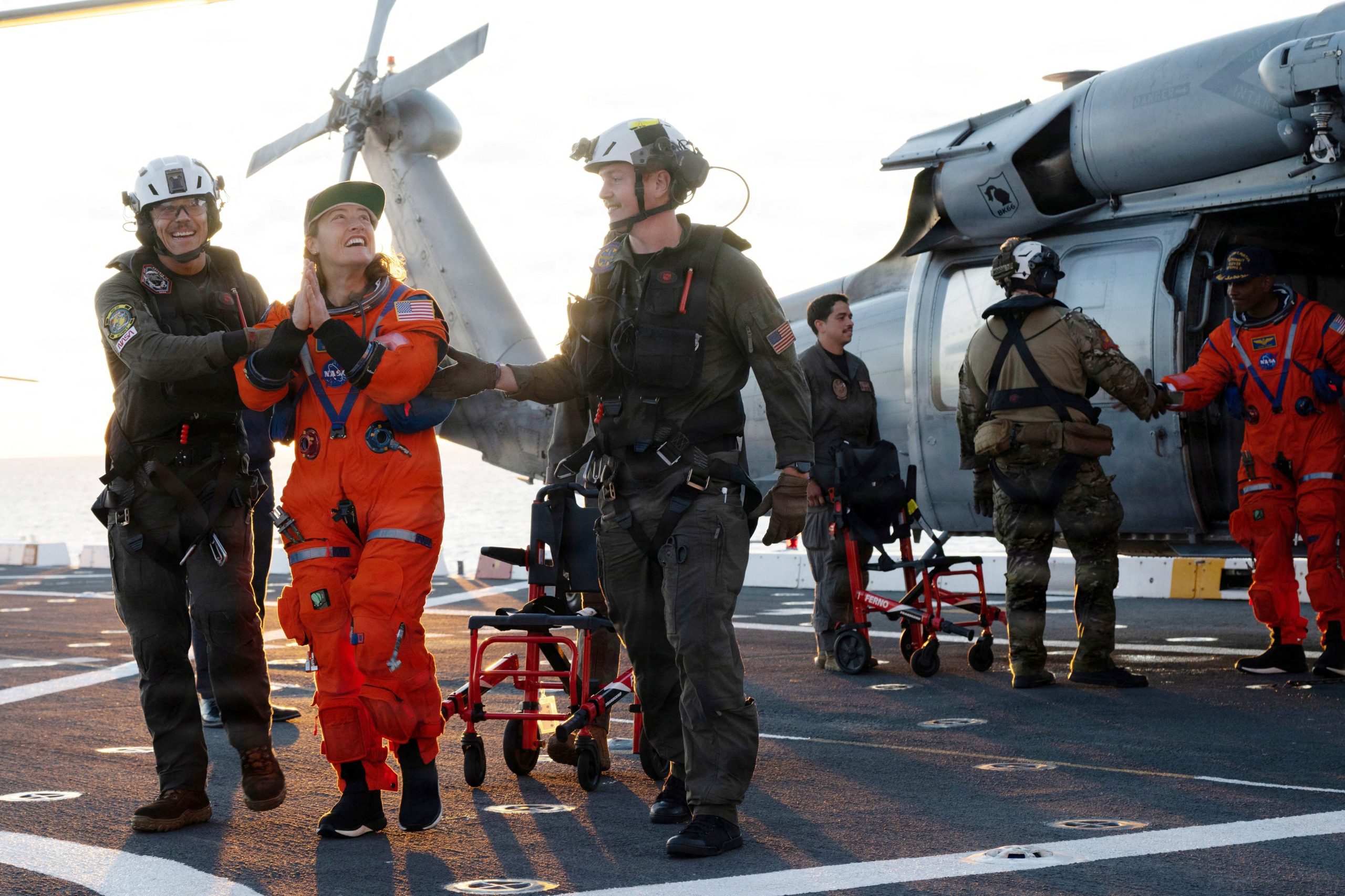 Christina Koch camina por la cubierta de vuelo del buque de la Armada estadounidense USS John P. Murtha tras ser extraída del módulo tripulado Orión (NASA, REUTERS)
