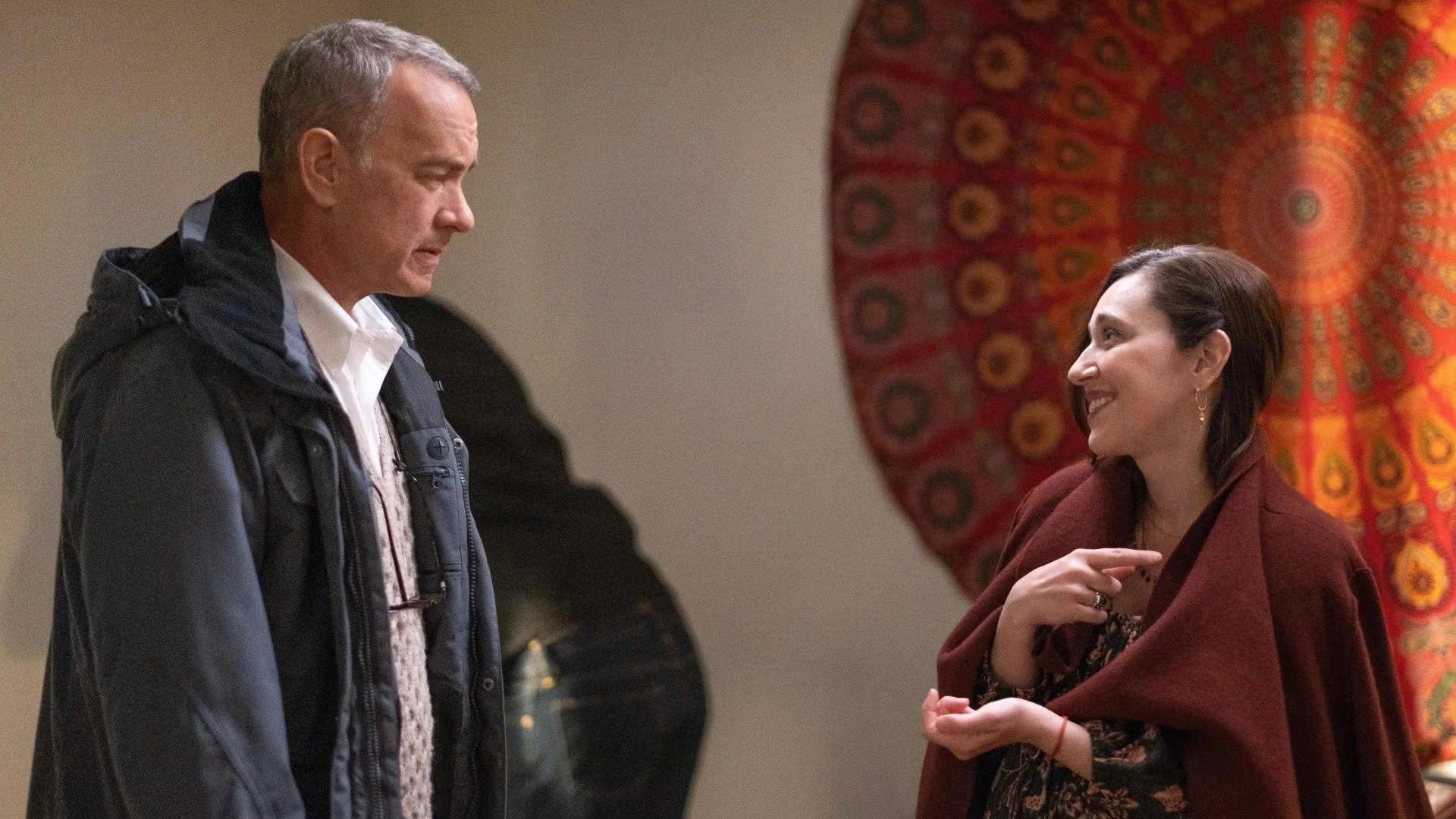 Tom Hanks y Mariana Treviño en 'El peor vecino del mundo'. (Sony Pictures)