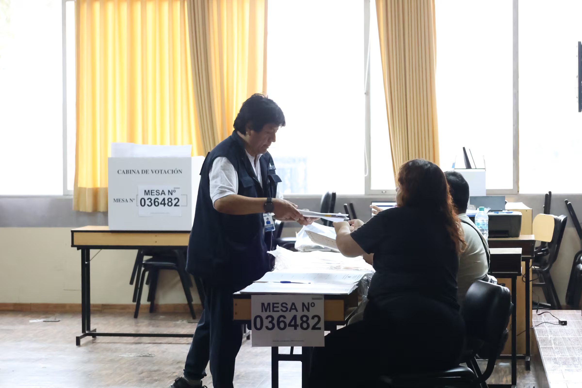 Más de 100.000 efectivos policiales y militares participan en el operativo nacional para garantizar la seguridad y el orden en las elecciones de Perú 2026. (Paula Díaz Elizalde)