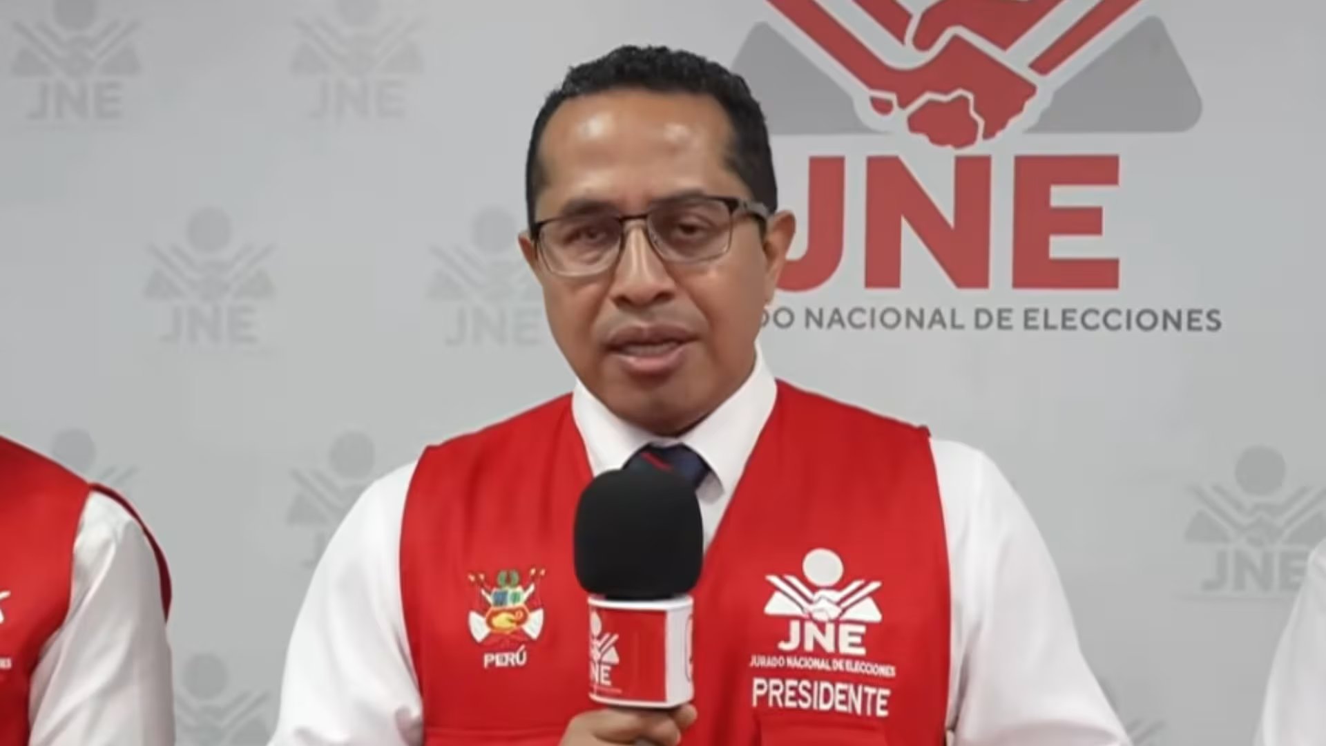 El Jurado Nacional de Elecciones y la Fiscalía anuncian posibles sanciones administrativas y penales por irregularidades en la apertura de mesas.

