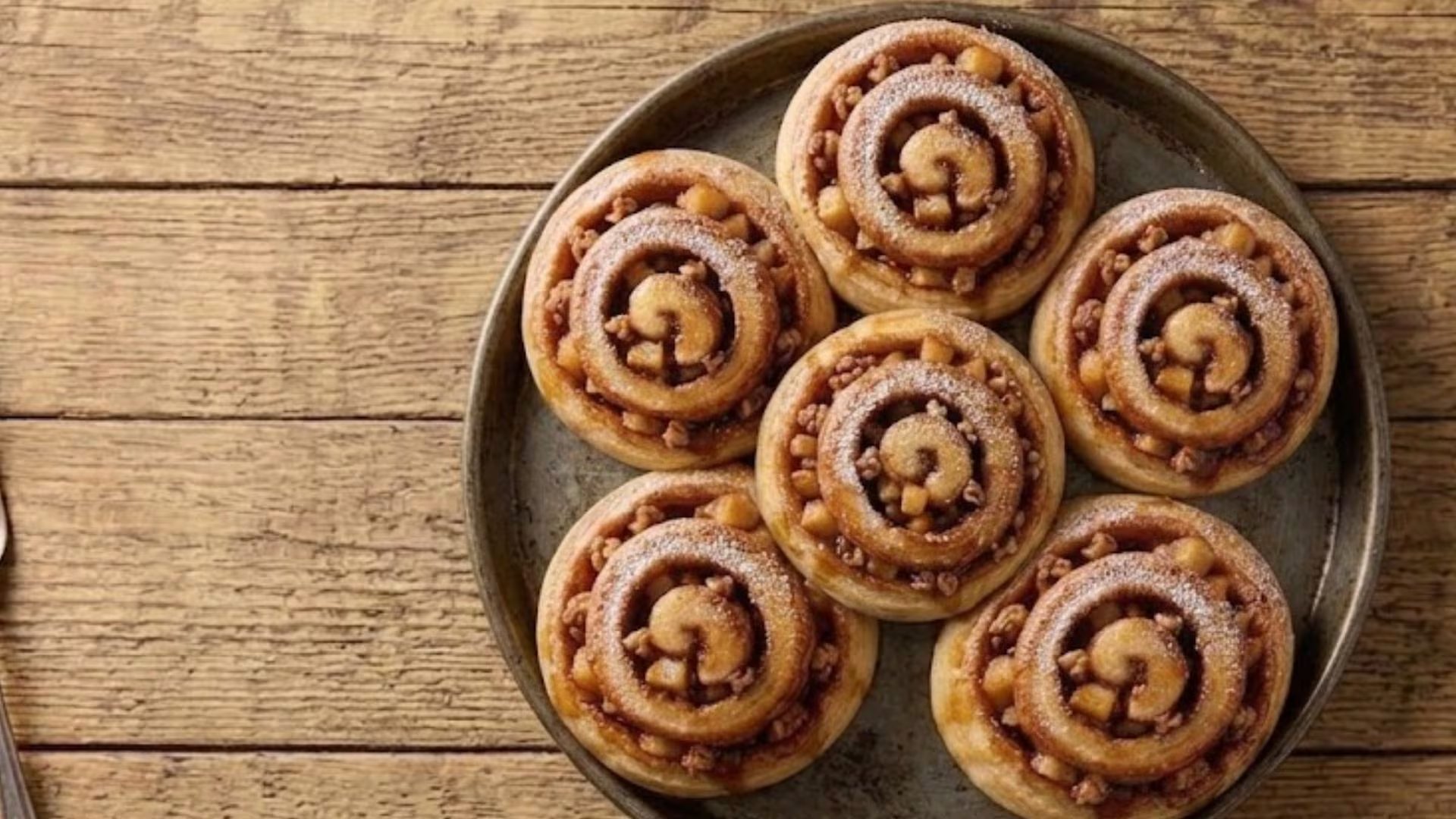 El aroma a canela y manzana recién horneada crea un ambiente cálido, mientras el glaseado brillante y la masa dorada realzan el atractivo del rol (Imagen Ilustrativa Infobae)