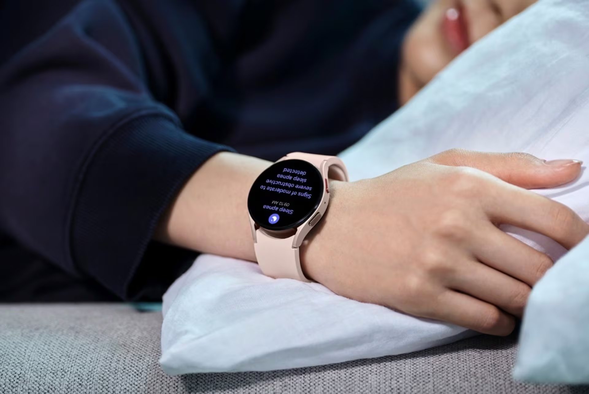 El fallo en la batería del Galaxy Watch no distingue entre quienes actualizaron el sistema y aquellos con versiones anteriores, señalando posibles cambios desde servidores. (Europa Press)