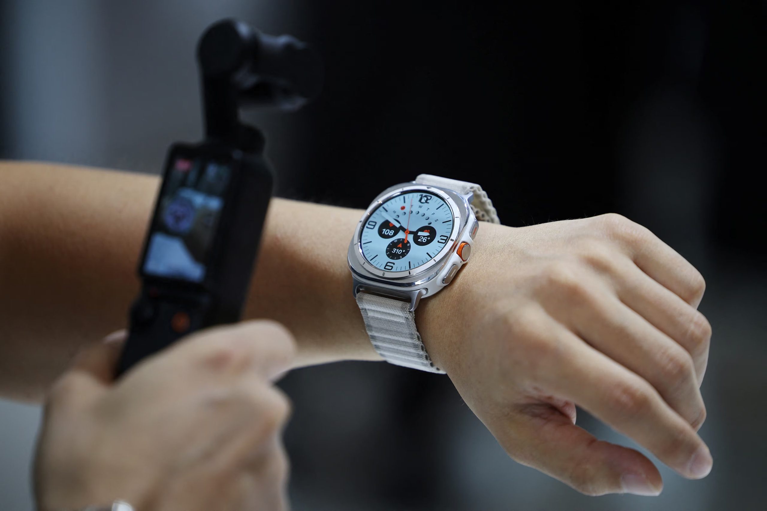 Antes del problema, los Galaxy Watch lograban hasta cuatro días de autonomía, pero ahora apenas superan dos jornadas sin recarga continua. (REUTERS/Kim Hong-Ji)