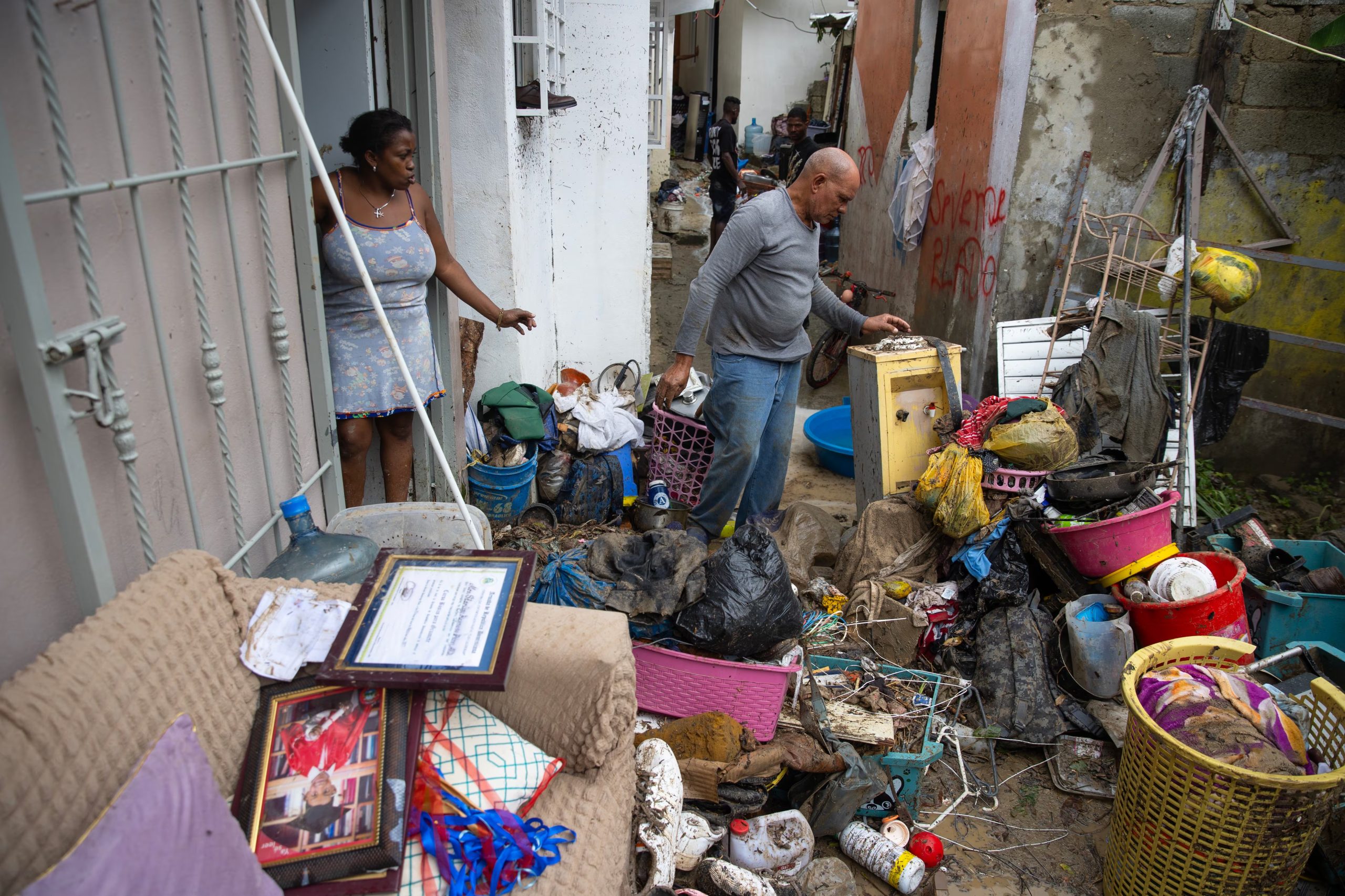 FOTODELDÍA AME1291. SANTO DOMINGO (REPÚBLICA DOMINICANA), 08/04/2026.- Personas trabajan en recuperar pertenencias este miércoles, en Las 800, un barrio humilde en Santo Domingo (República Dominicana), que ha sufrido graves inundaciones a causa de las torrenciales lluvias arrojadas por una vaguada que incide sobre gran parte del país. EFE/Orlando Barría

