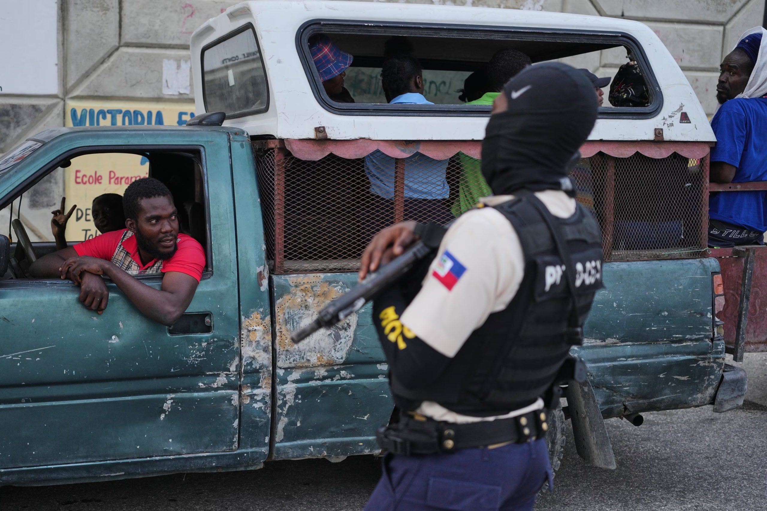 Un policía monta guardia el martes 3 de marzo de 2026 en Puerto Príncipe, Haití. (AP Foto/Odelyn Joseph)