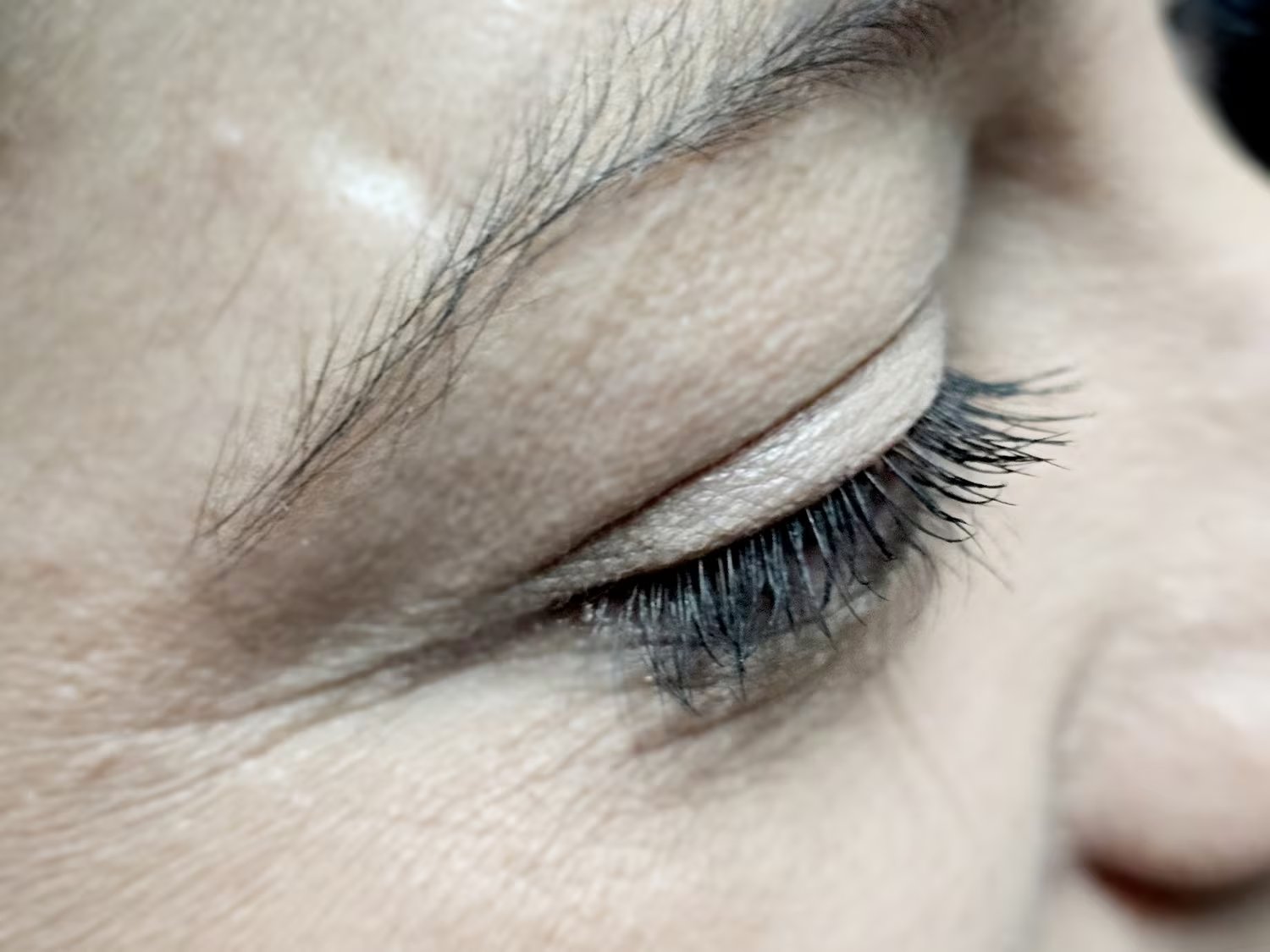 Los residuos de rímel y delineador, por sus componentes grasos, se adhieren fácilmente y dificultan la eliminación completa del producto. - Universidad Autónoma de Sinaloa (UAS)