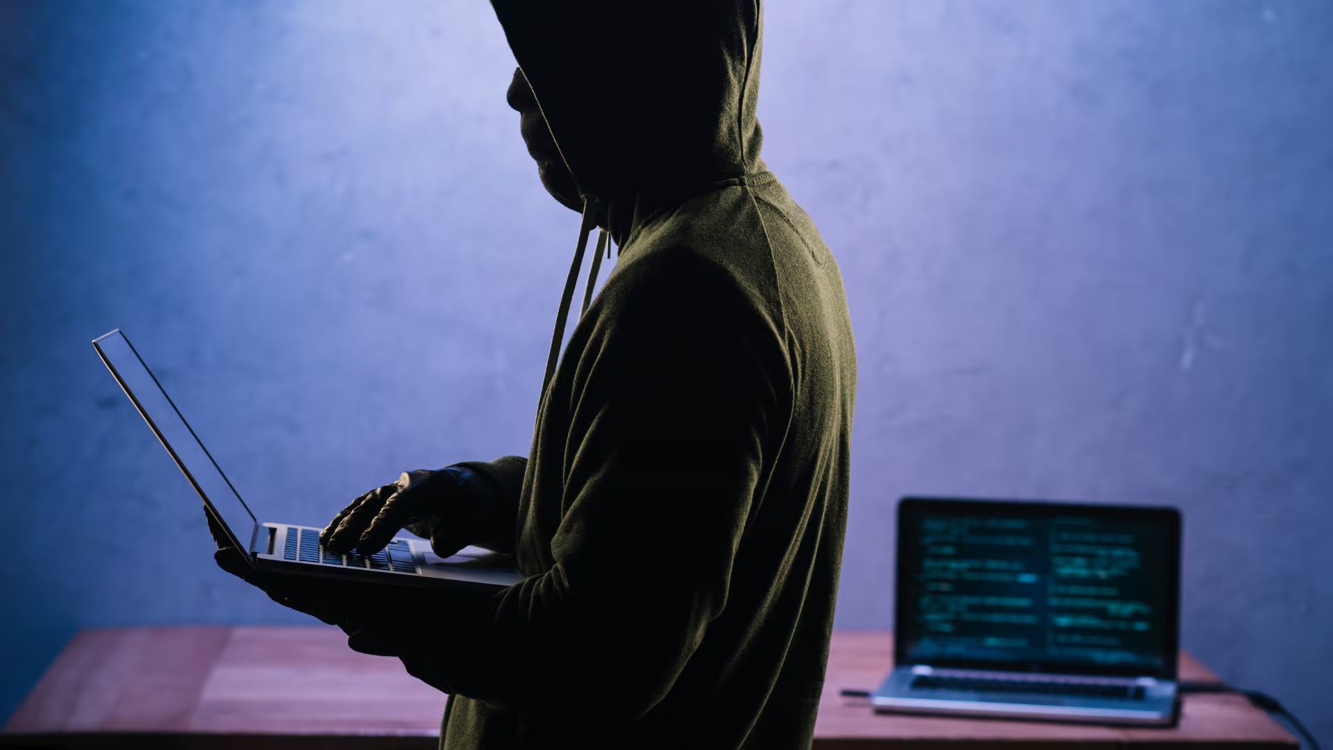 El acceso a la deep web y a tutoriales para ingresar a espacios peligrosos es cada vez más sencillo y preocupa a especialistas y familias
Foto: Freepik.