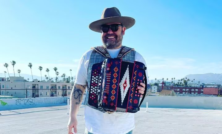 El músico dejó claro que la decisión responde a una postura artística más que comercial. (Instagram/@mr.ricardomunoz)