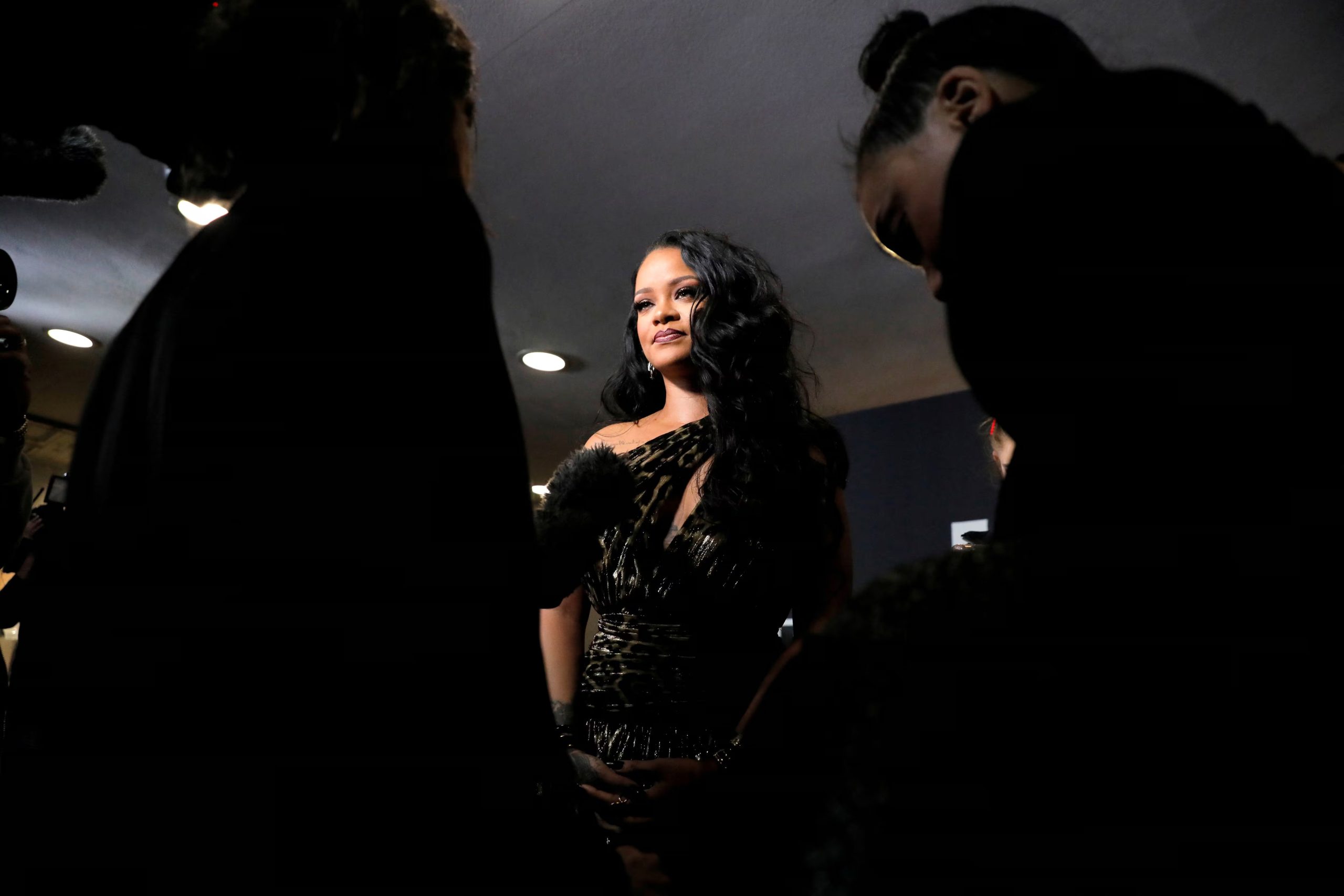 El vestido asimétrico de terciopelo negro con estampado animal resalta el juego de contrastes en el estilo de Rihanna (REUTERS/Andrew Kelly/File Photo)