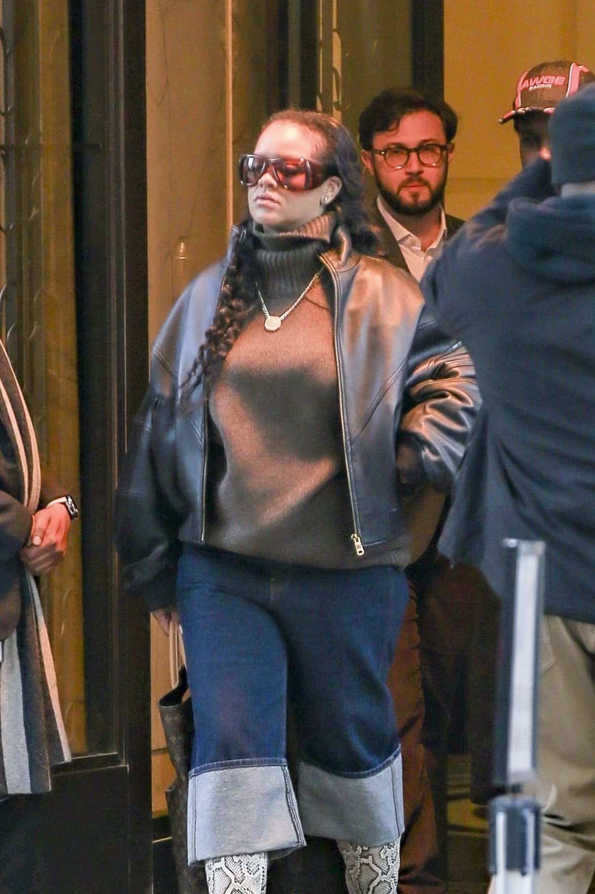 Los accesorios llamativos y la campera de cuero negra elevan el nivel de originalidad en la cancha del street style (Backgrid/The Grosby Group)