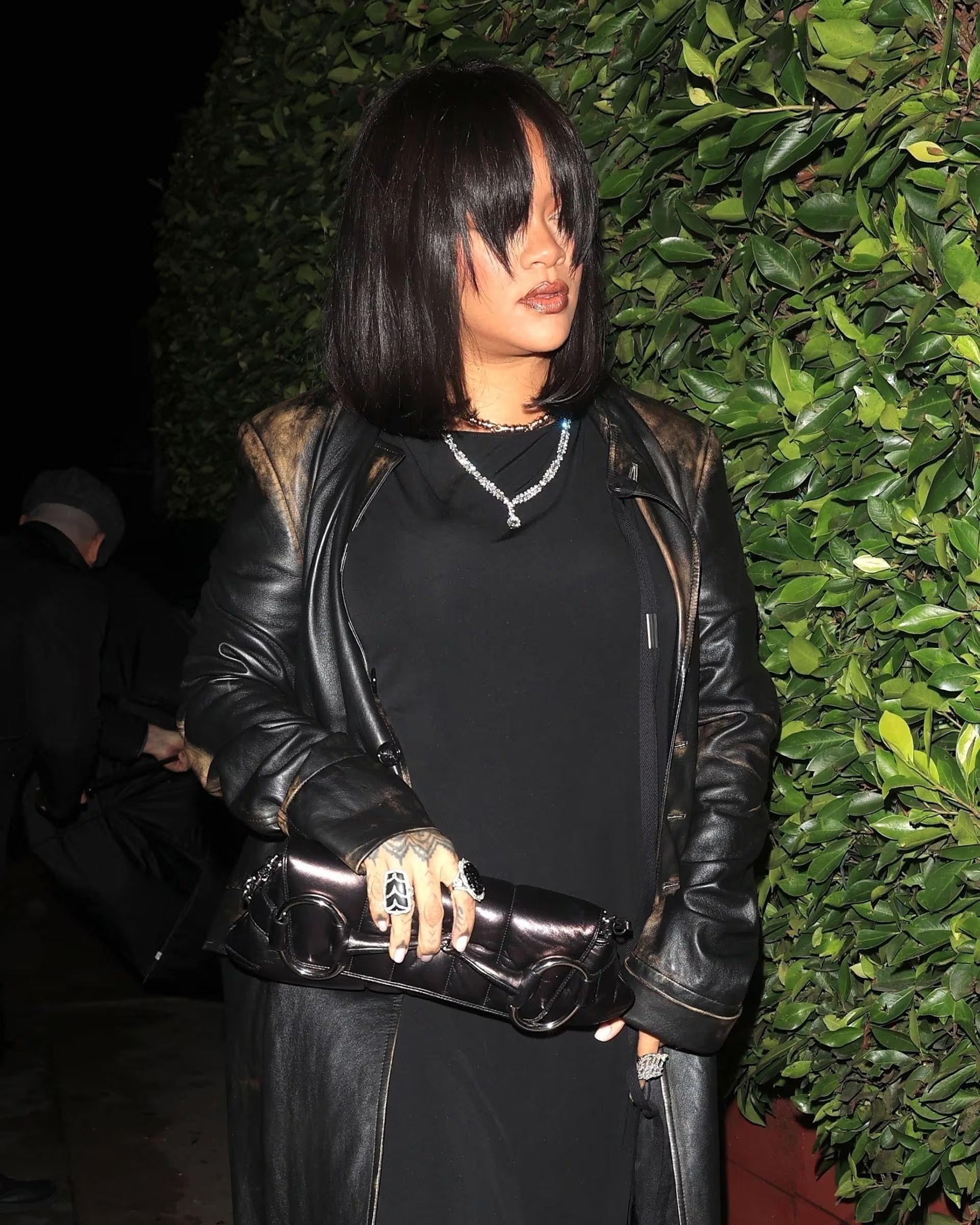 La sobriedad del negro y los detalles minimalistas consolidan la defensa de Rihanna en la moda sofisticada (Backgrid/The Grosby Group)