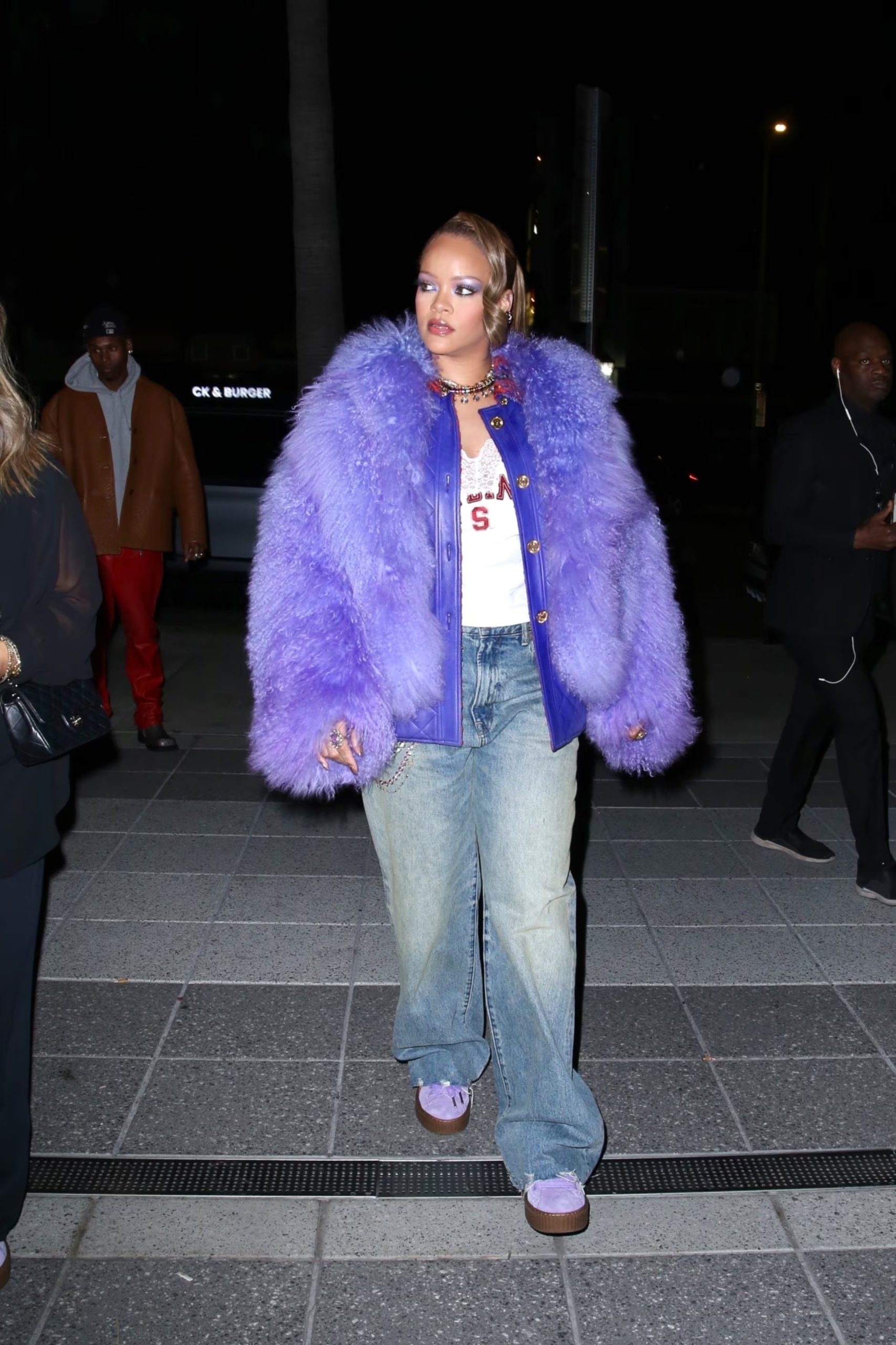 La campera lila peluda y la estética años 2000 llevan a Rihanna a marcar tendencia en el terreno de la nostalgia (Backgrid/The Grosby Group)