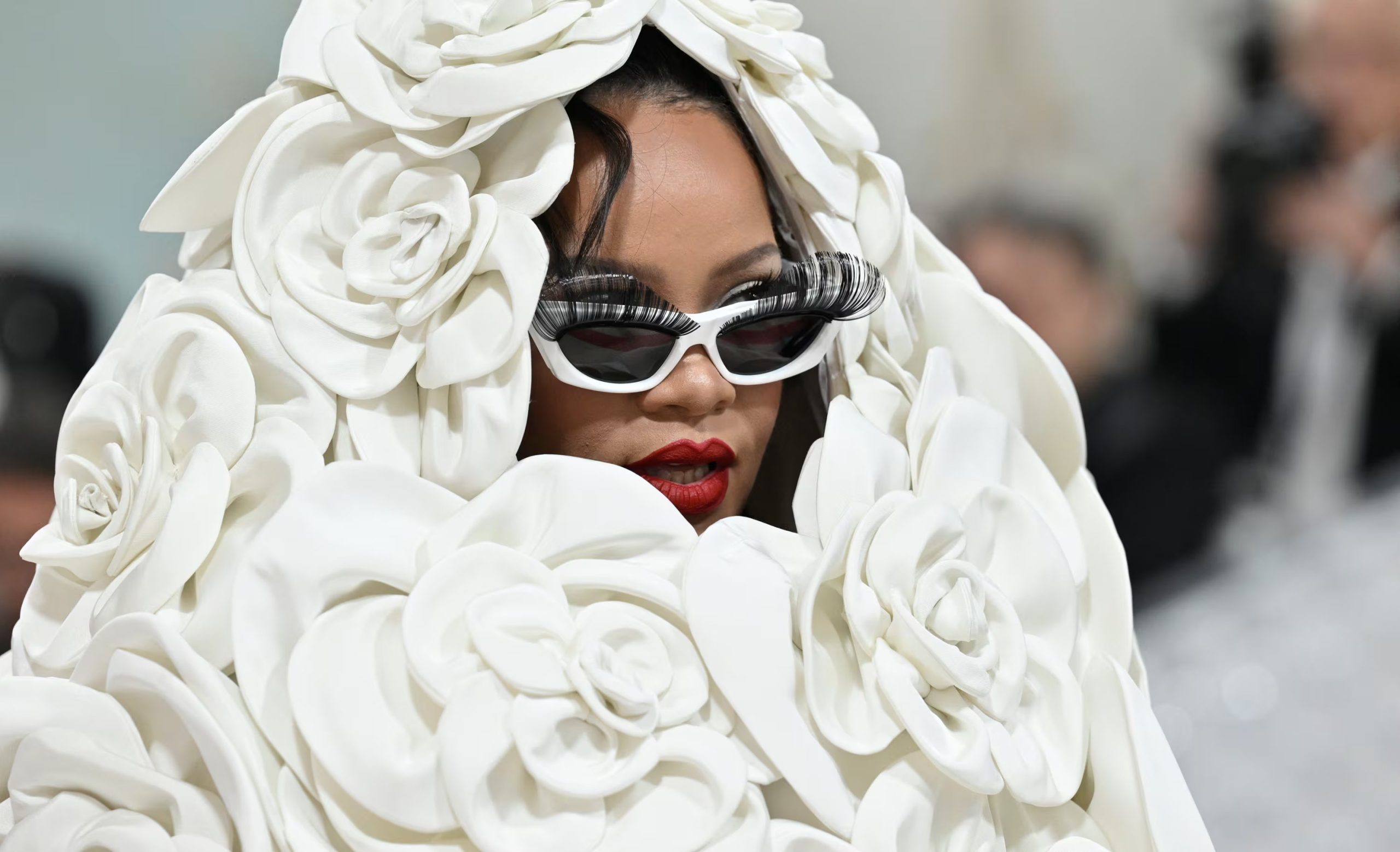 La capa blanca con flores tridimensionales y los labios rojos sellan una jugada maestra en la alta costura (Photo by Evan Agostini/Invision/AP)