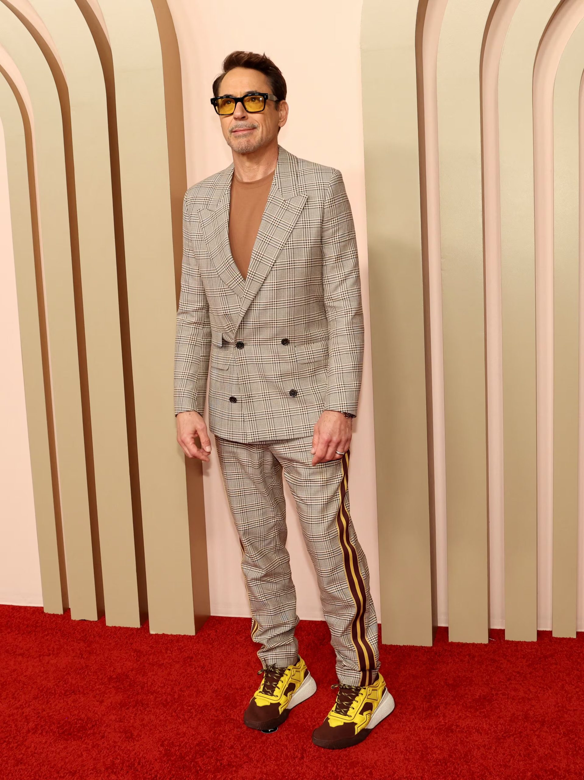 Traje de cuadros beige y gris, camiseta marrón y zapatillas deportivas (REUTERS/Mario Anzuoni)