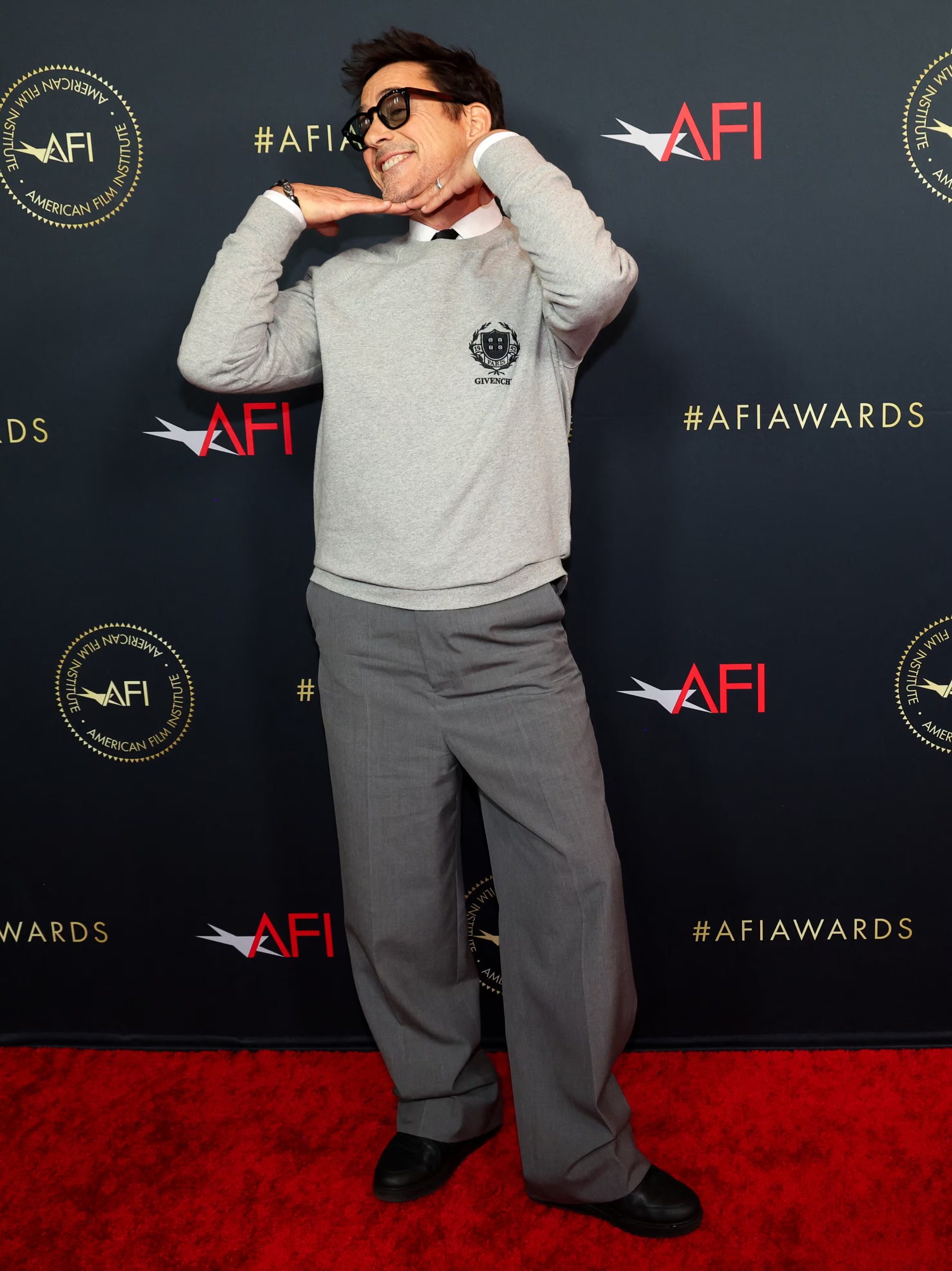 Suéter gris Givenchy, camisa blanca, corbata negra y pantalón gris ancho en la gala del American Film Institute (REUTERS/Mario Anzuoni)