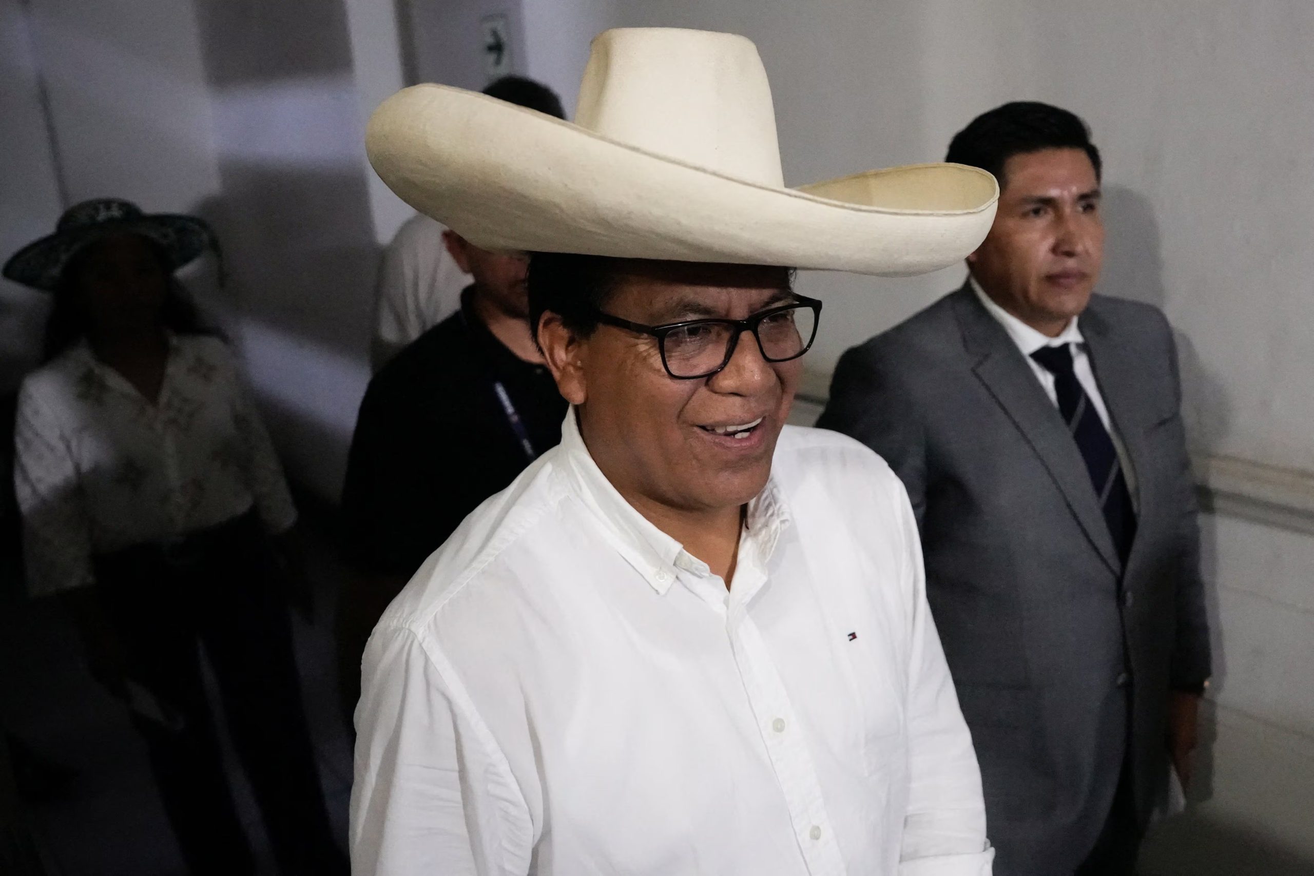 Sánchez solicitó a la comunidad internacional que supervise el conteo de votos en Perú, en respuesta a las denuncias de fraude electoral sin pruebas presentadas por su rival Rafael López Aliaga