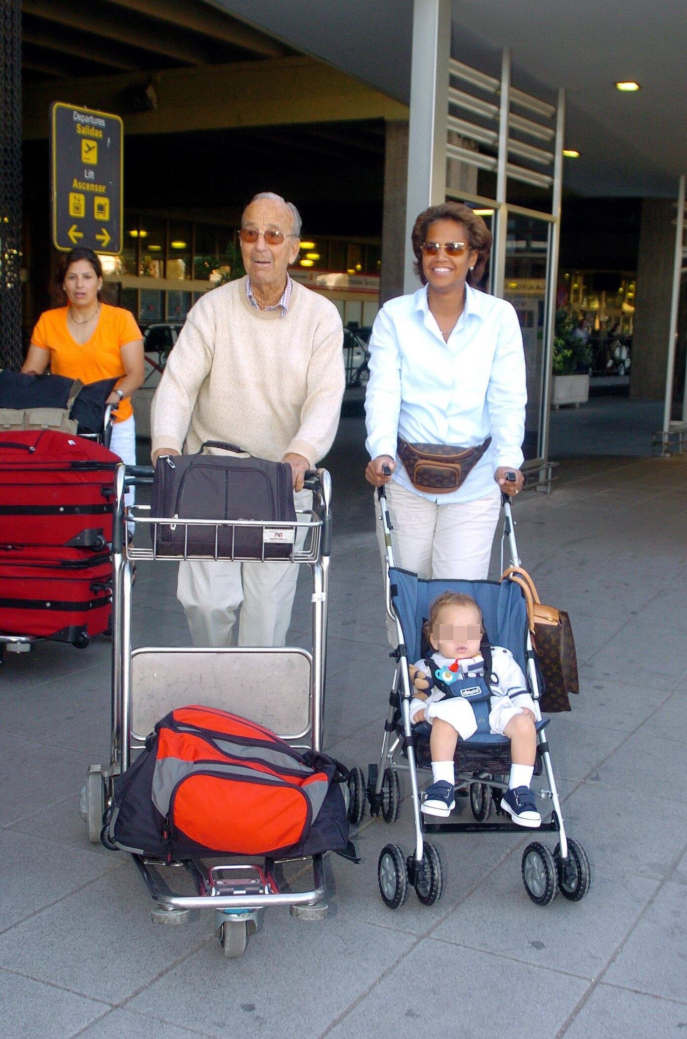El doctor Puga con su mujer Ronna y su hijo a su llegada al aeropuerto de Madrid-Barajas procedente de Miami en el año 2005. (The Grosby Group)
