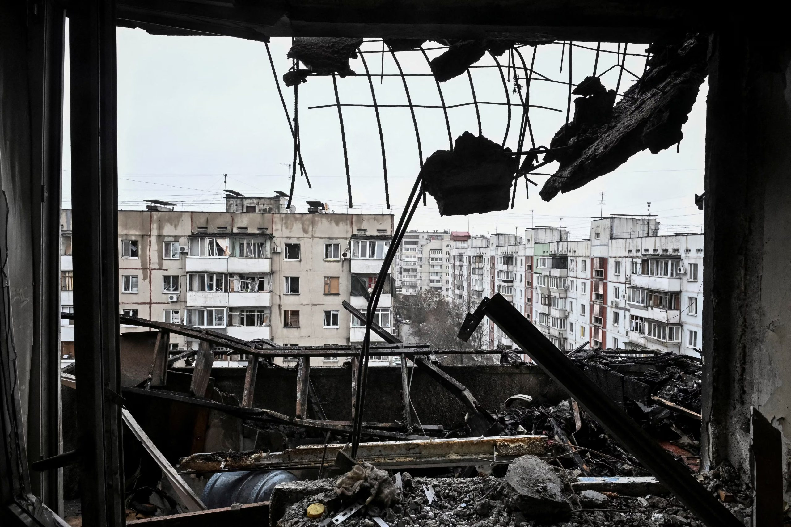 Interior del apartamento dañado en un edificio alcanzado por un ataque de dron ruso, en medio del ataque de Rusia contra Ucrania, en Zaporizhzhia, Ucrania, 26 de febrero de 2026 (REUTERS/Archivo)