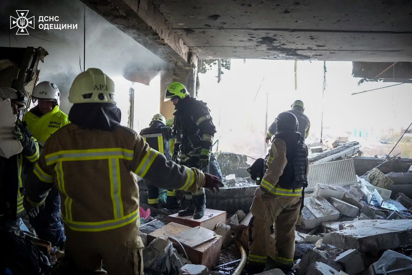 Los rescatistas trabajan en el lugar de un edificio de apartamentos alcanzado por un ataque de dron ruso, en Odesa, Ucrania, 15 de abril de 2026 (Servicio Estatal de Emergencias de Ucrania/REUTERS)
