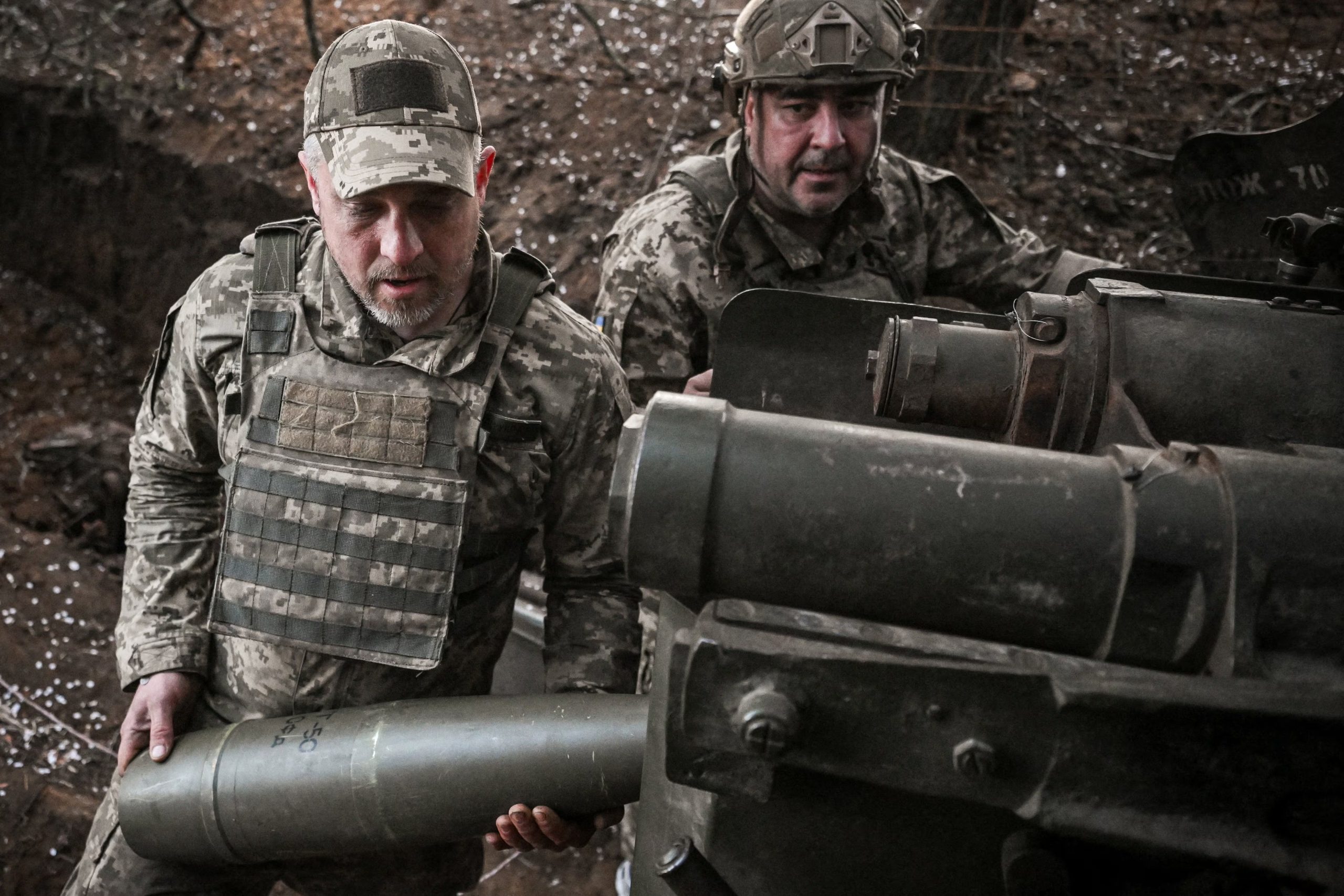 Militares ucranianos de la 260.ª Brigada de Defensa Territorial Separada de Zaporizhzhia de las Fuerzas Armadas de Ucrania cargan un proyectil de 152 mm para un obús D-20 antes de disparar contra tropas rusas en una posición de primera línea, en medio del ataque ruso contra Ucrania, en la región de Zaporizhzhia (REUTERS)