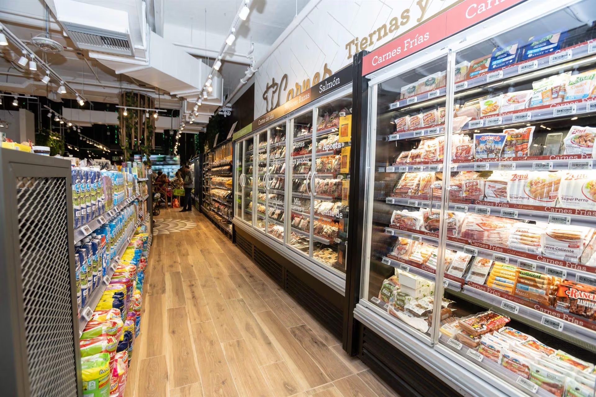 Grupo Éxito enfrenta el cambio de liderazgo con un equipo directivo joven surgido de la sucesión interna, enfocado en innovación y cultura de servicio - crédito Europa Press