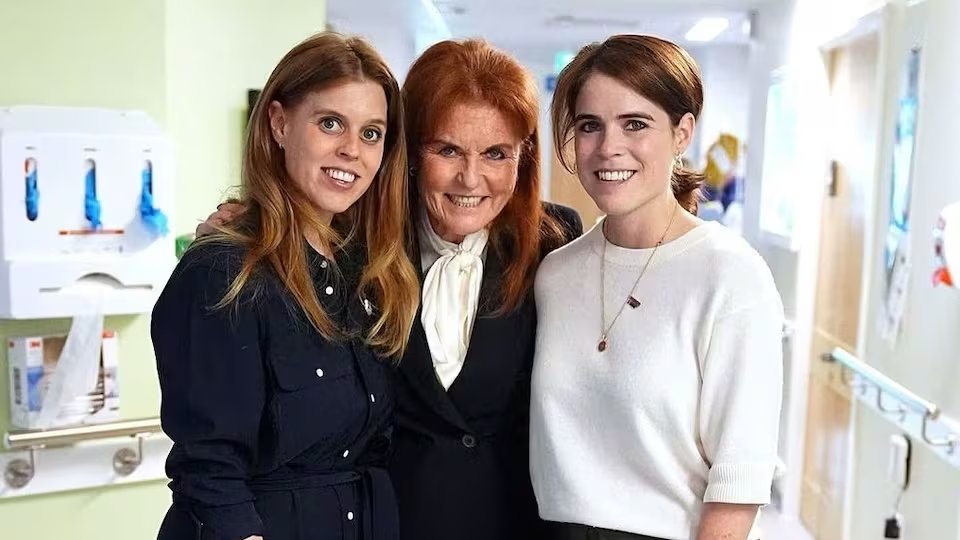 Las princesas Beatriz y Eugenia con Sarah Ferguson, exduquesa de York (@princesseugenie).