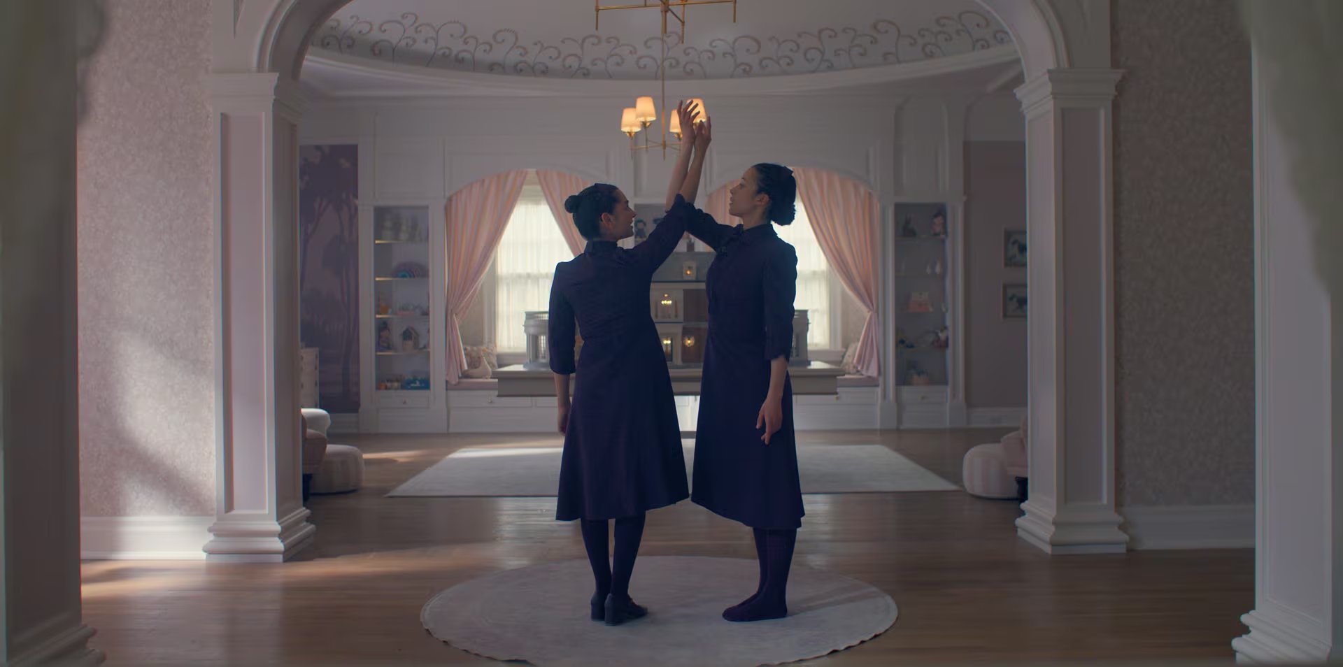 La serie 'Los testamentos' llega como secuela de la aclamada saga distópica de Margaret Atwood (Foto: Disney +)