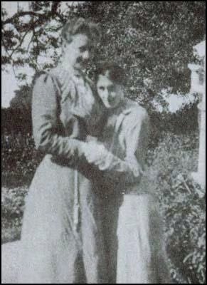 Violet Dickinson y Virginia Woolf en una fotografía de 1902.