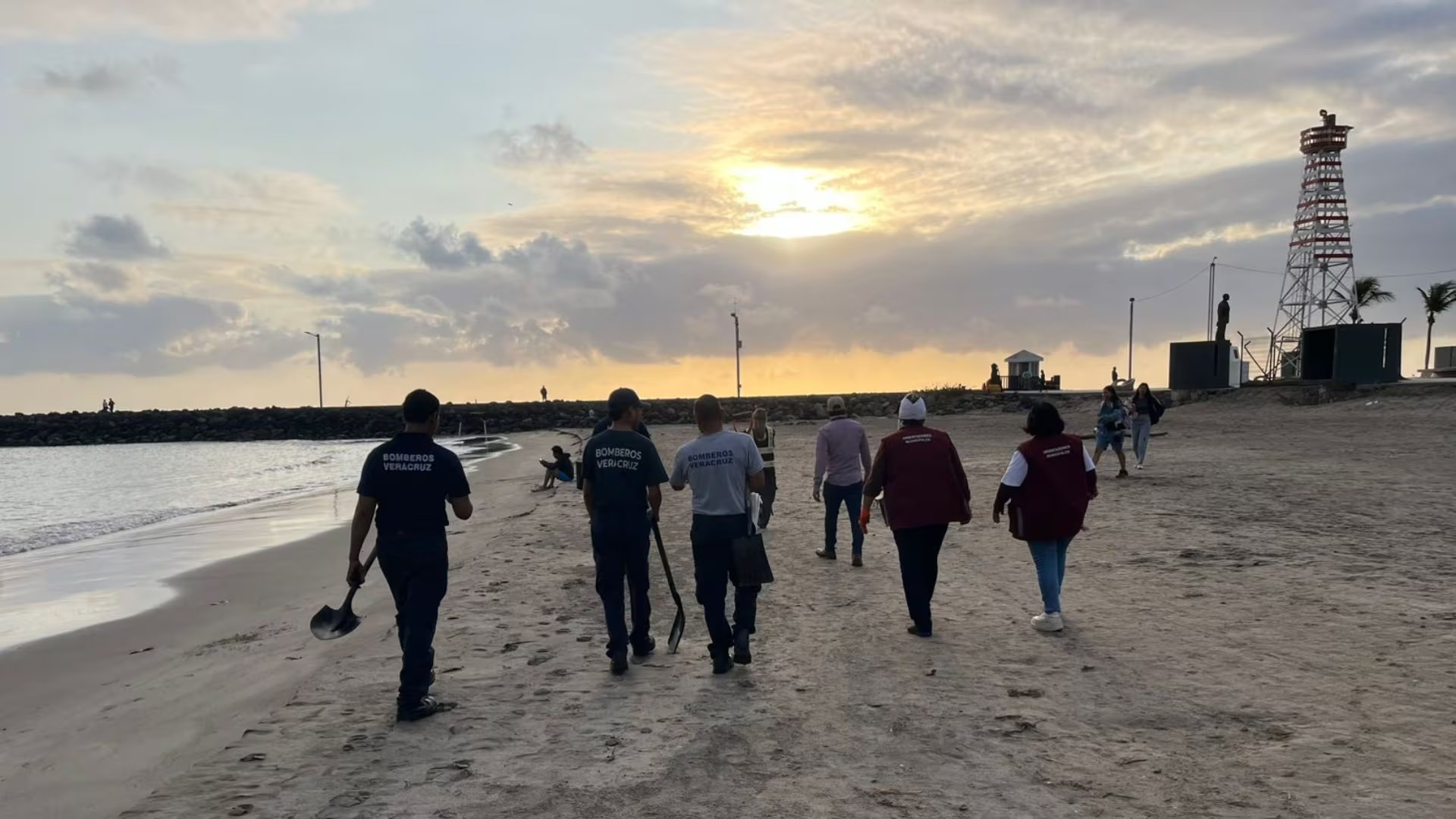 Las playas de tres estados permanecen bajo vigilancia luego del incidente atribuido a varios orígenes, mientras que diversas instituciones federales supervisan la remediación ambiental y entregan apoyos económicos a quienes resultaron afectados Crédito: Secretaría de Medio Ambiente y Recursos Naturales