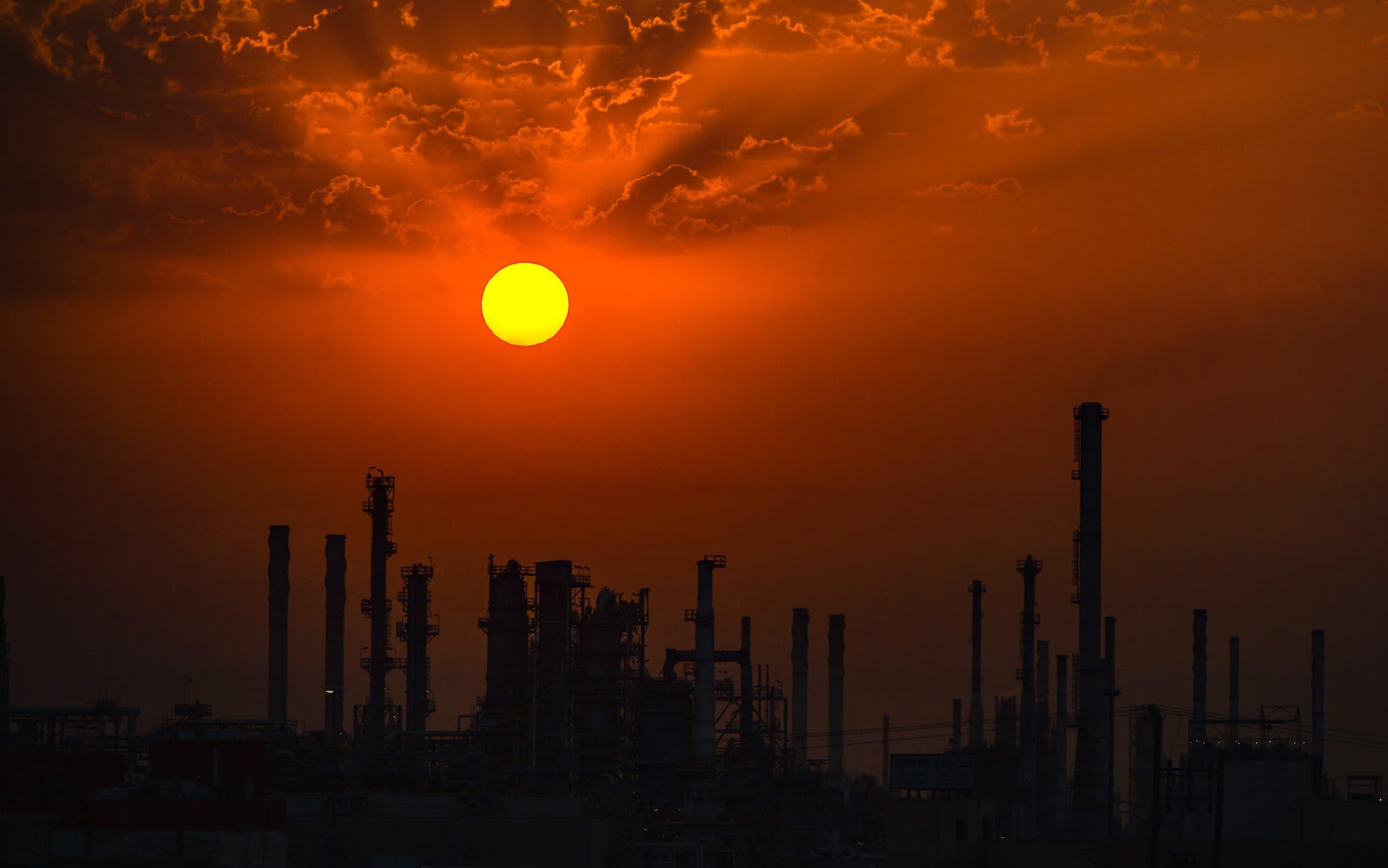 El precio del petróleo y el daño a la infraestructura energética son la gran polea transmisión económica de la guerra EFE/EPA/RAED QUTENA/Archivo
