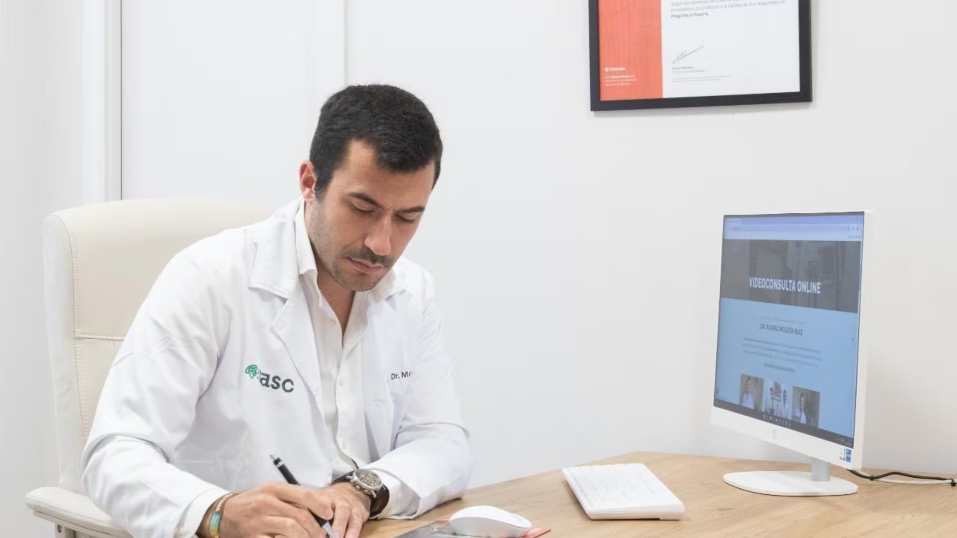 Álvaro Moleón Ruiz, médico psiquiatra especialista en psiquiatría clínica y forense y que ha colaborado con dos centros penitenciarios de Sevilla (Cedida)