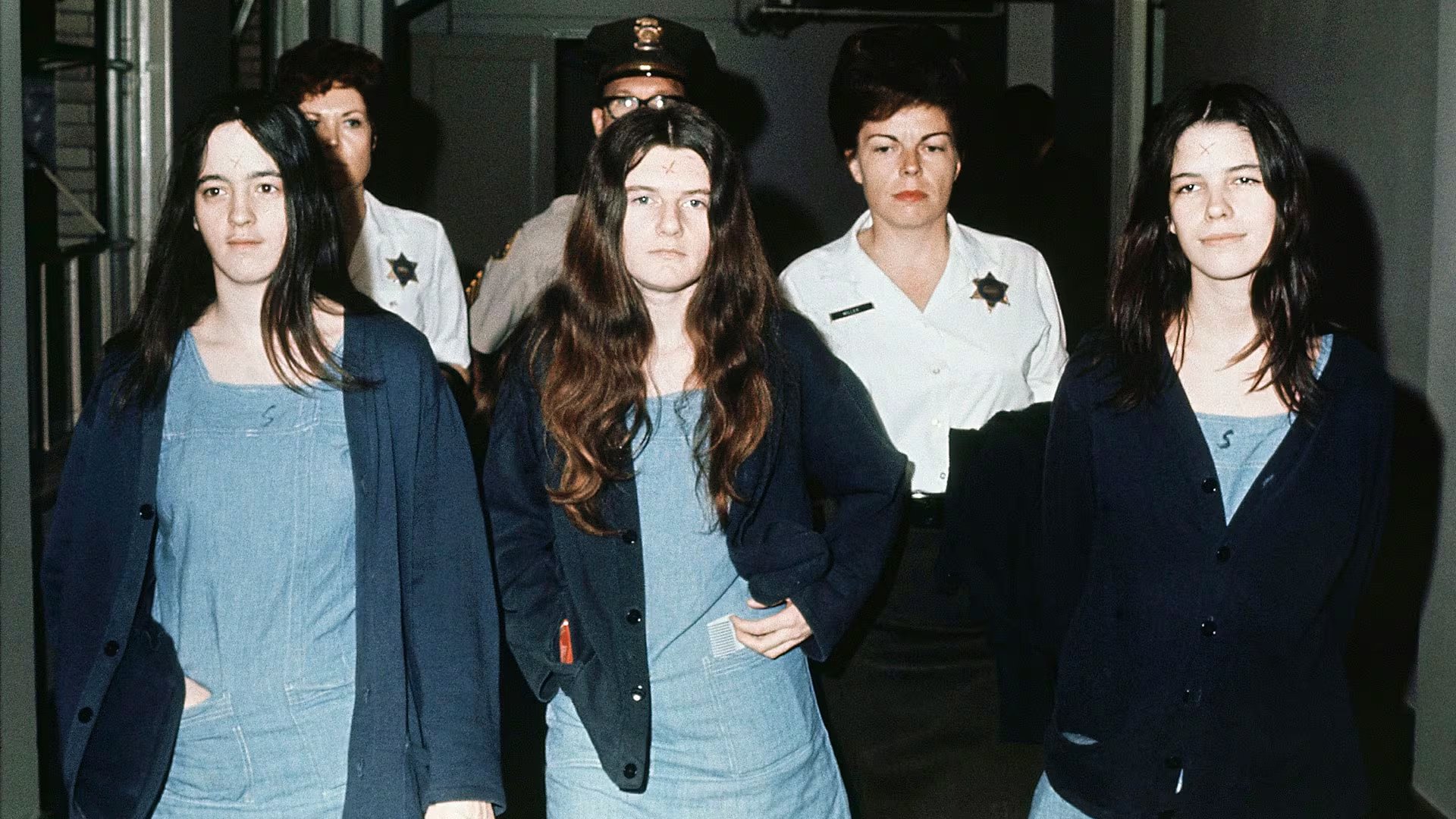 Susan Atkins, Patricia Krenwinkel y Leslie Van Houten, todas menores de veinticuatro años, escucharon la sentencia vestidas igual (AP Photo, File)

