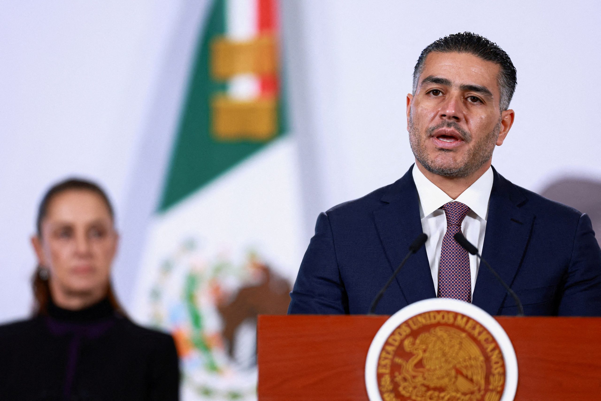 El secretario de Seguridad y Protección Ciudadana de México, habla durante una conferencia de prensa tras la muerte del narcotraficante mexicano Nemesio Oseguera, conocido como 