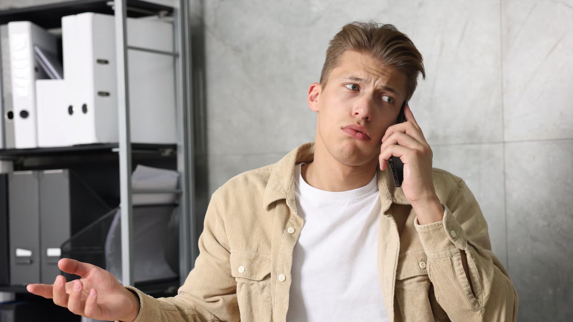 Un hombre se queja en el trabajo. (Canva)