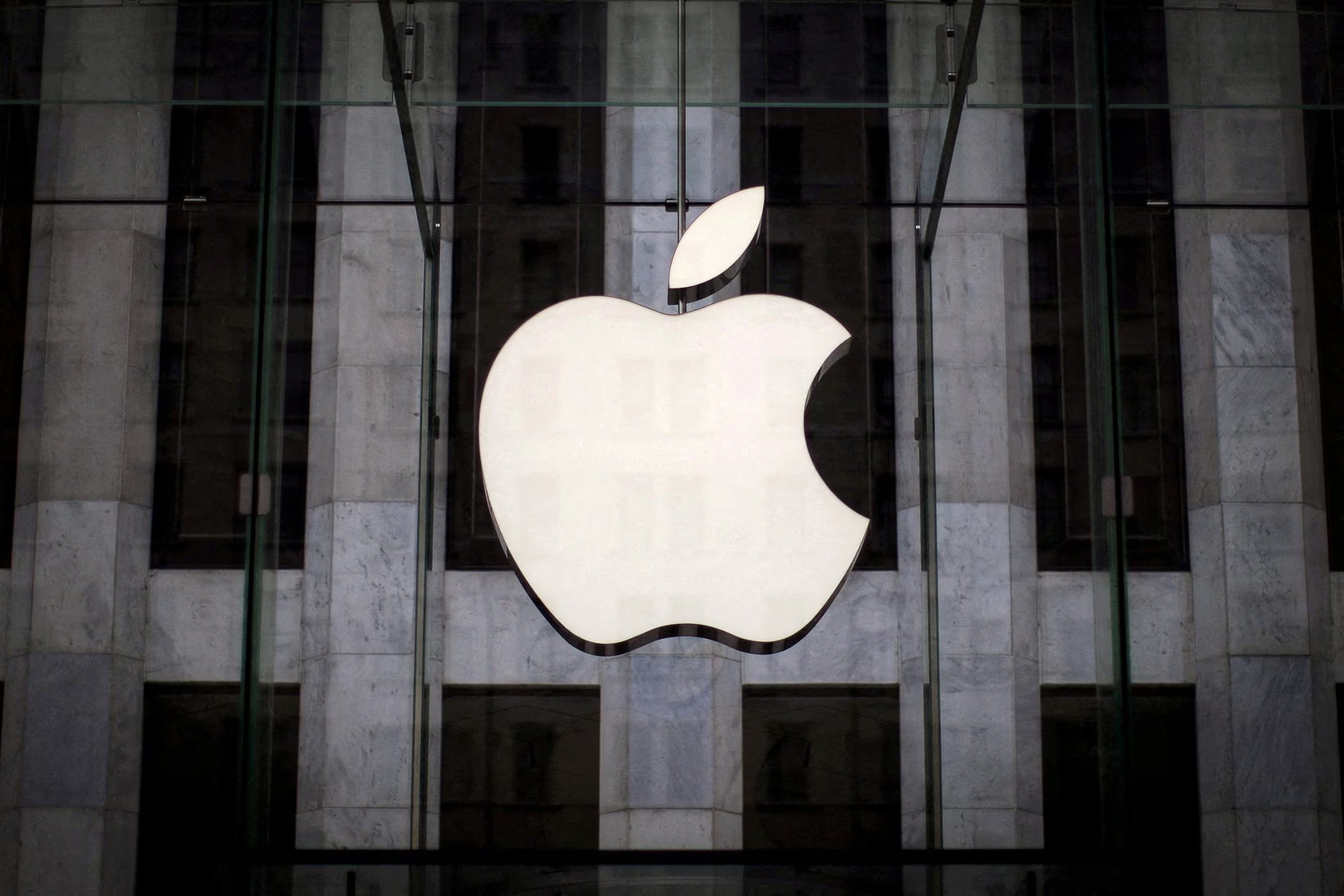 Estas versiones incluyen protección contra ataques avanzados que pueden robar datos, según Apple. REUTERS/Mike Segar/File Photo