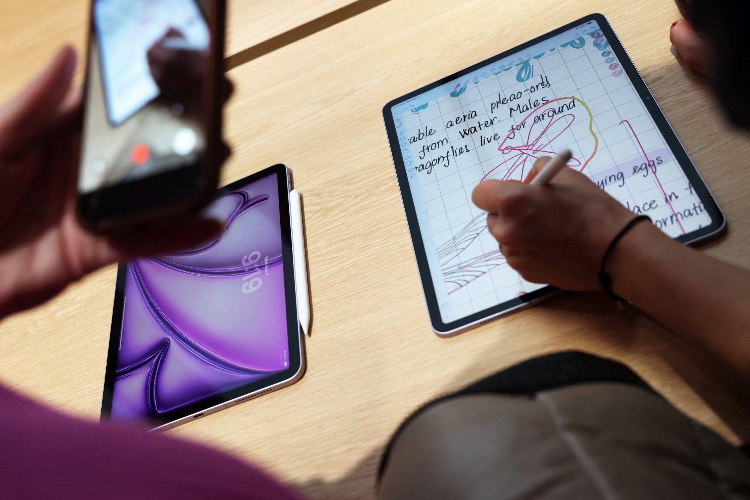 Si tienes un modelo reciente, lo mejor es instalar la última versión de iOS 26. REUTERS/Shannon Stapleton