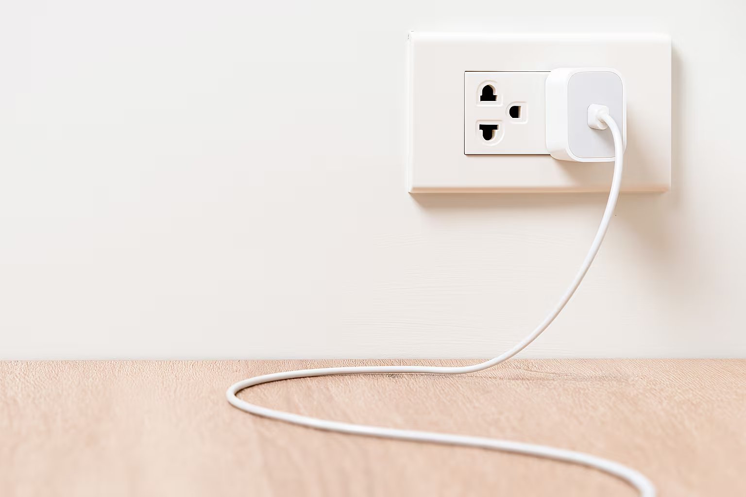 El primer paso es verificar el estado del accesorio de carga y ver si el toma de energía sirve. (Imagen Ilustrativa Infobae)