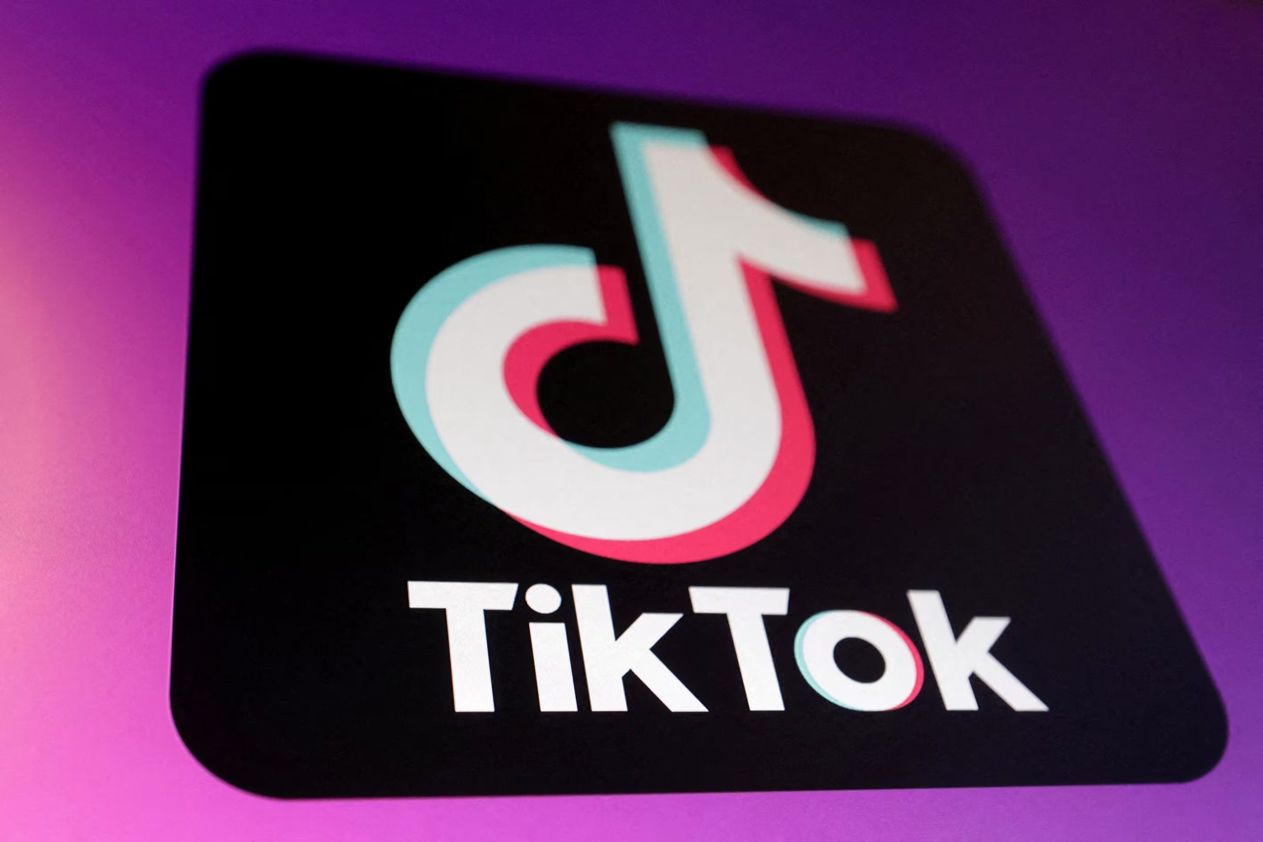 Las falsas herramientas para descargar vídeos de TikTok sin marcas de agua esconden funciones ocultas para el robo de datos personales. (REUTERS/Dado Ruvic/Illustration/File Photo)