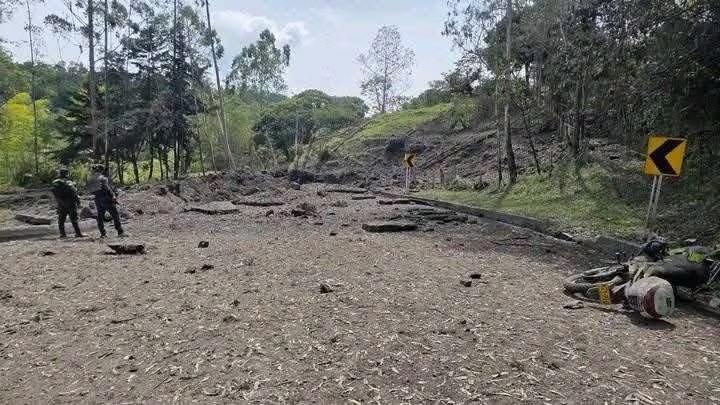 El atentado en el Cauca se atribuye a grupos armados ilegales, como disidencias de las Farc, que buscan el control de territorios estratégicos para actividades ilícitas - crédito @OctavioGuzmanGu / X