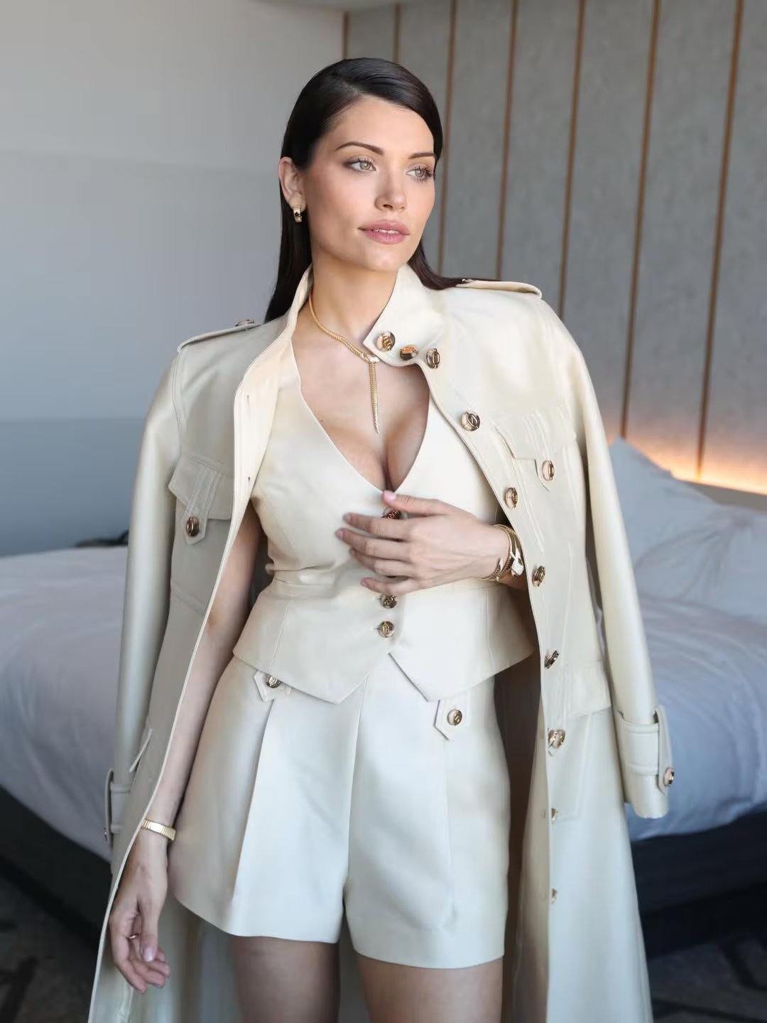 Por otro lado, apostó por un conjunto sastrero de color crema 