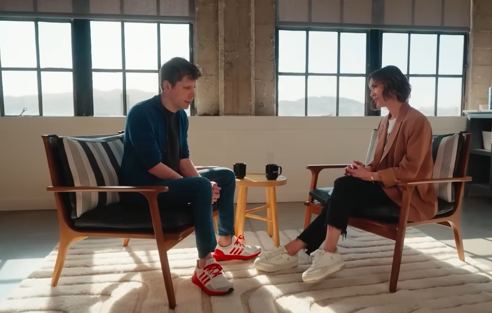Emily Chang entrevista a Sam Altman en Abilene, donde OpenAI, junto a SoftBank y Oracle, impulsa el megaproyecto Stargate (Captura YouTube Bloomberg)