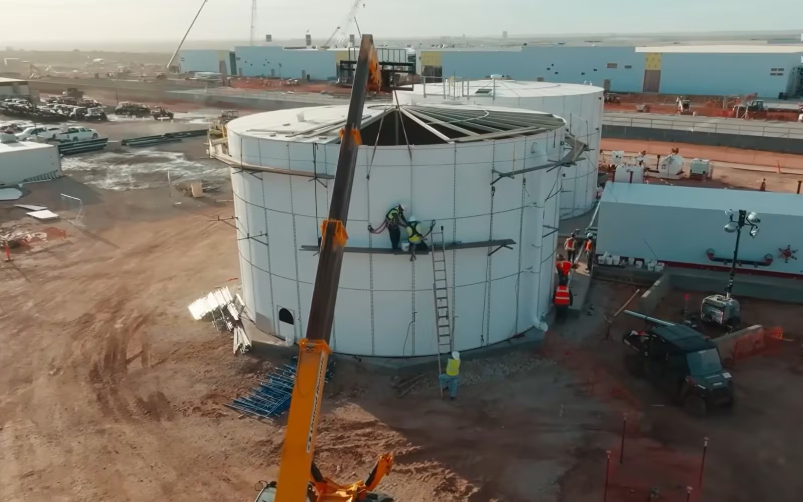 El avance de la inteligencia artificial con Stargate abre debates sobre la sostenibilidad, el modelo de hipercrecimiento y los cambios en la estructura laboral texana (Captura YouTube Bloomberg)