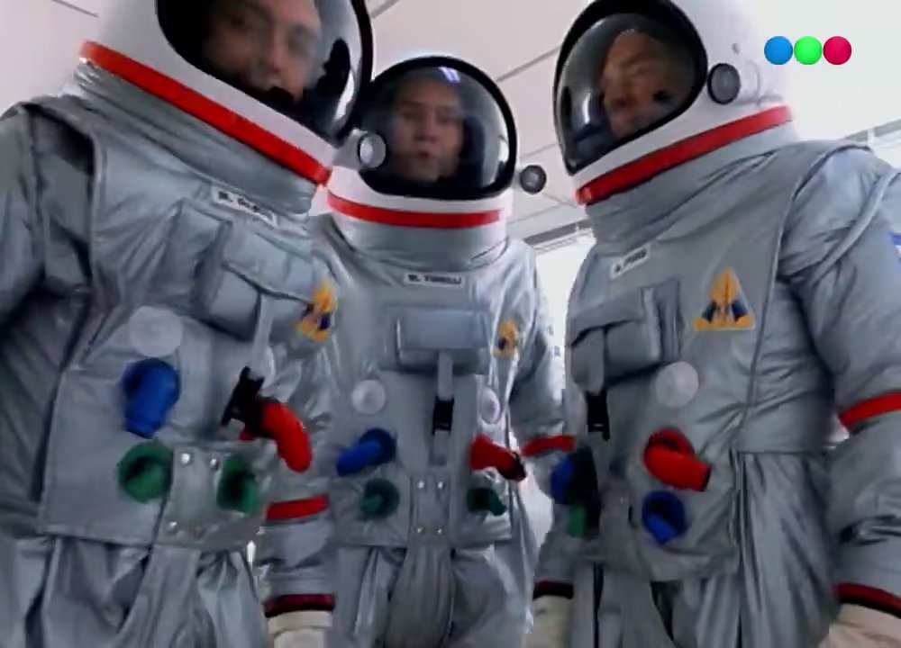 Los colores de Telefe en los trajes espaciales de Darín, Tinelli y Puig