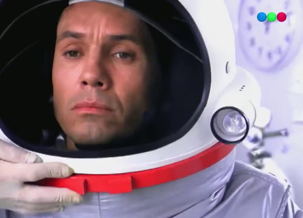 Marcelo Tinelli interpretaba a uno de los astronautas que viajaba a la Luna 