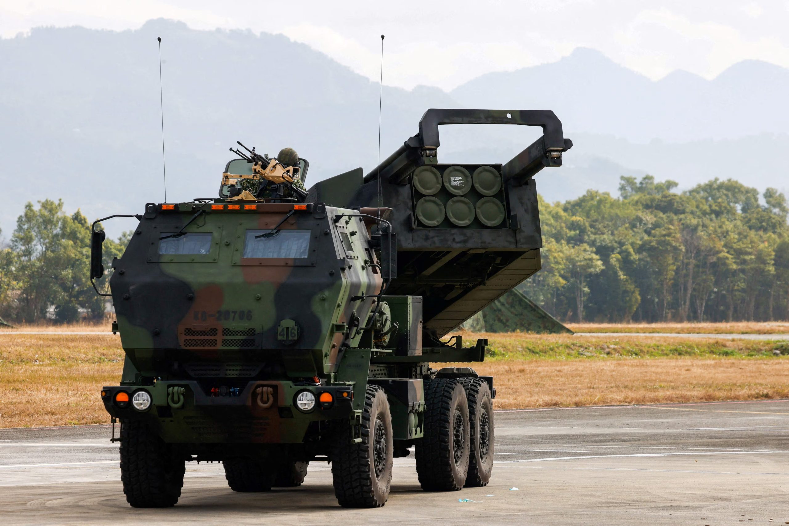 Un vehículo del Sistema de Cohetes de Artillería de Alta Movilidad (HIMARS) se exhibe durante un ejercicio militar anual previo al Año Nuevo Lunar en Taichung, Taiwán, el 27 de enero de 2026 (REUTERS/Ann Wang/Foto de archivo)