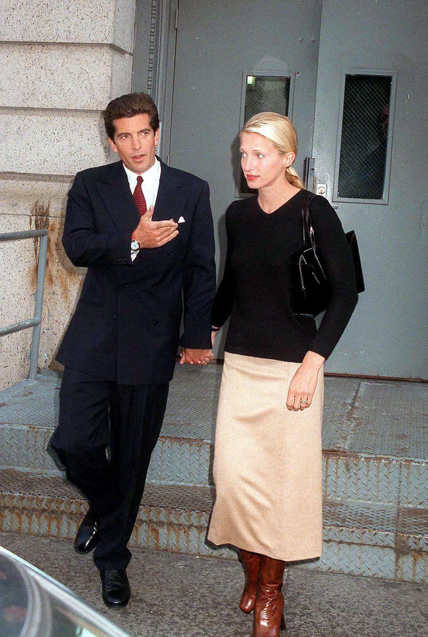 La elección de prendas y accesorios en la reciente aparición de Taylor Swift en Nueva York remite de manera directa al legado de Carolyn Bessette-Kennedy (Zuma Press/The Grosby Group)